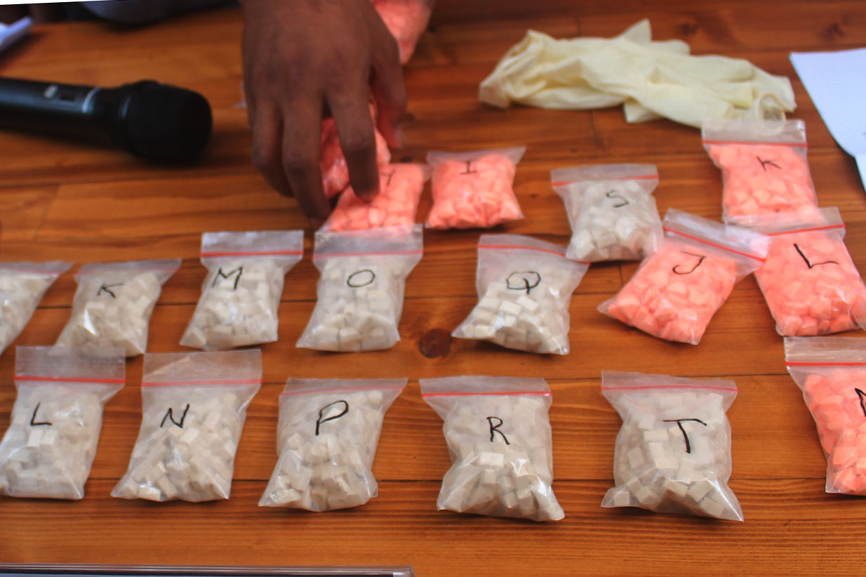  Anggota kepolisian Subdit III Dit Res Narkoba Polda Metro Jaya menunjukkan barang bukti saat rilis di Polda Metro Jaya, Jakarta Selatan.