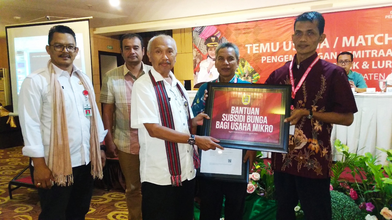 Plt Asisten II Bambang Sigit Sinugroho menyerahkan secara simbolis bantuan subsidi bunga bagi usaha mikro di Klaten, Rabu (13/11/2019).
