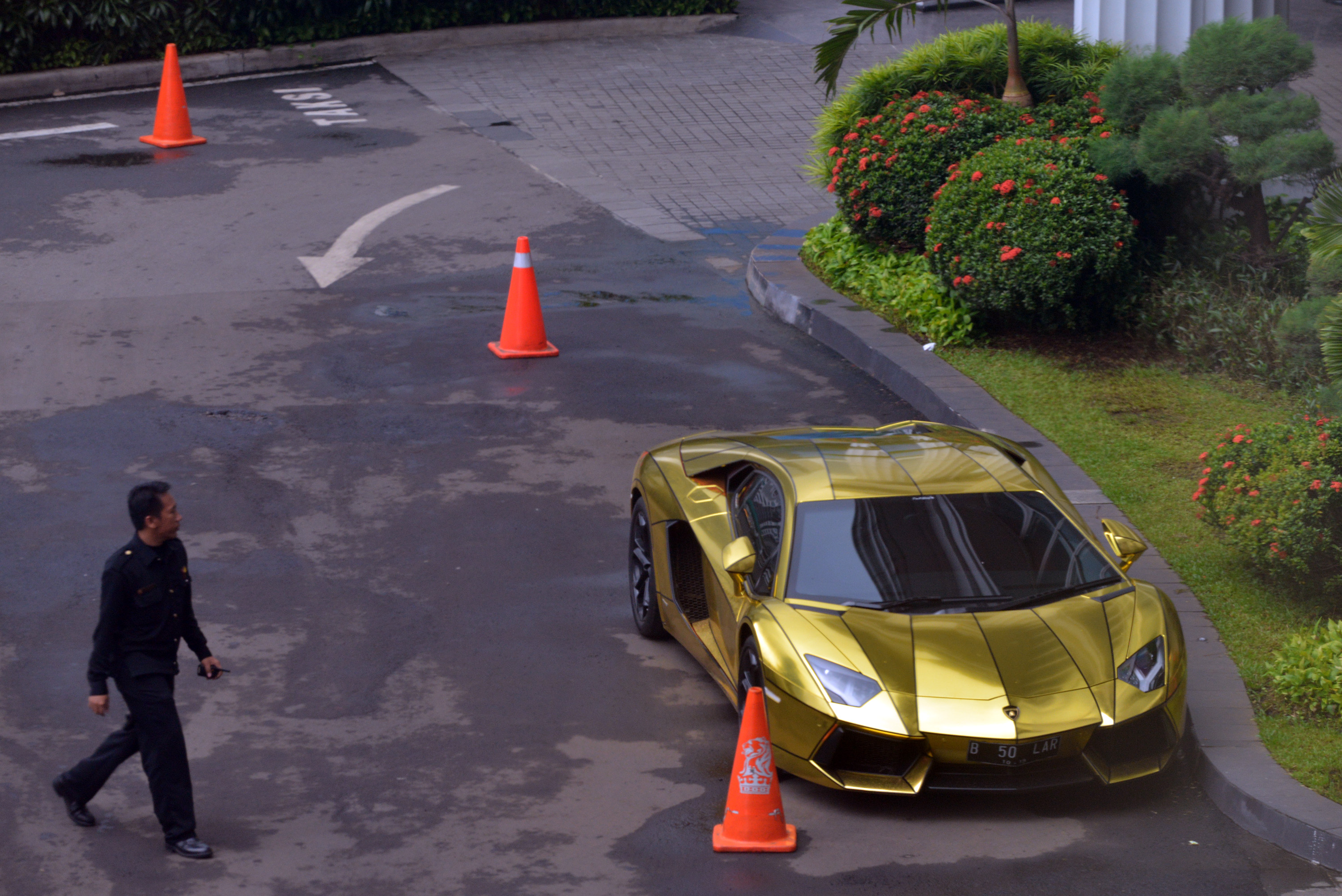 Lamborghini Aventador berkelir emas terparkir di lobby hotel di kawasan Mega Kuningan