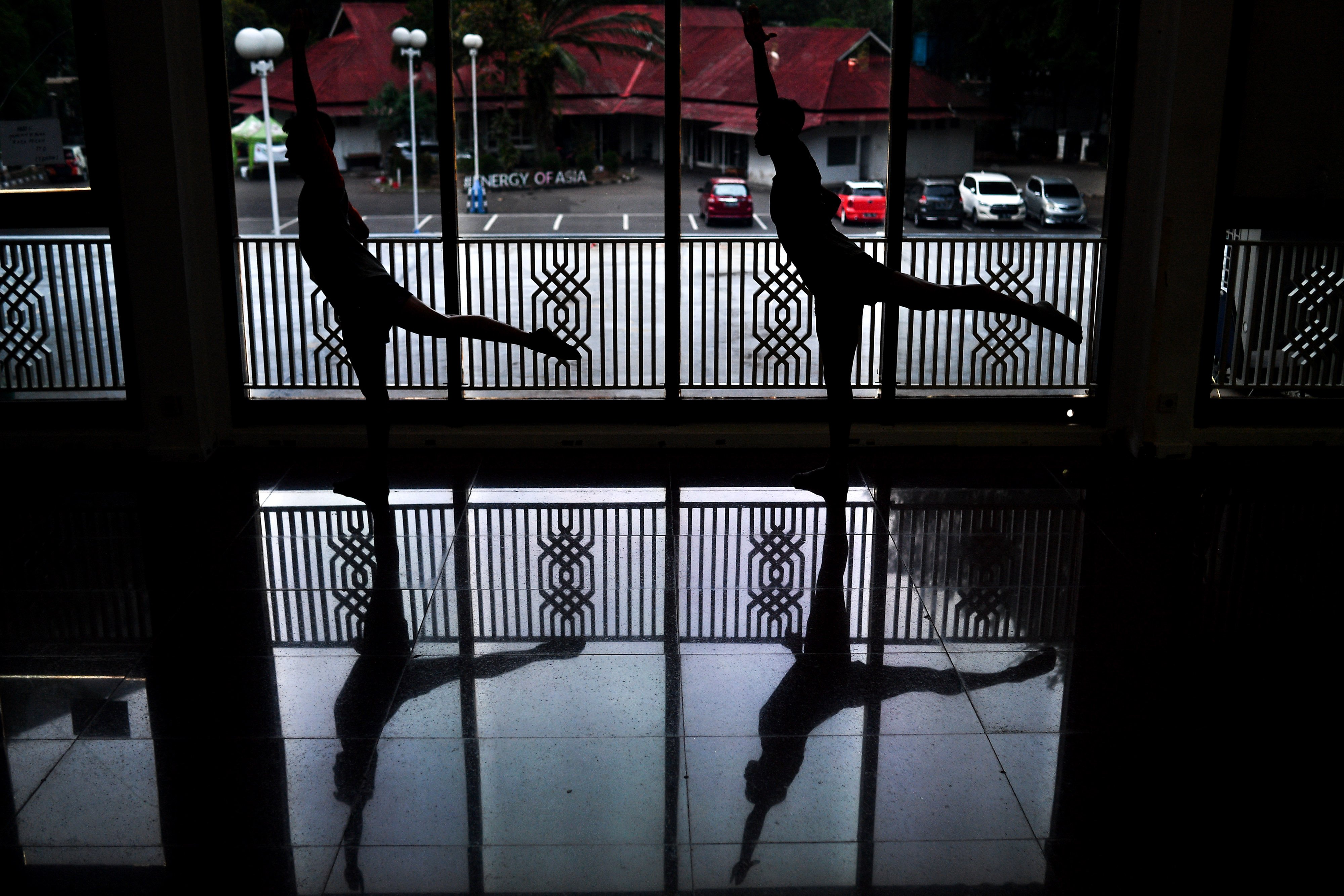 Siluet dua pesenam aerobik Indonesia saat menjalani pemusatan latihan di Wisma Serbaguna Senayan, Jakarta.