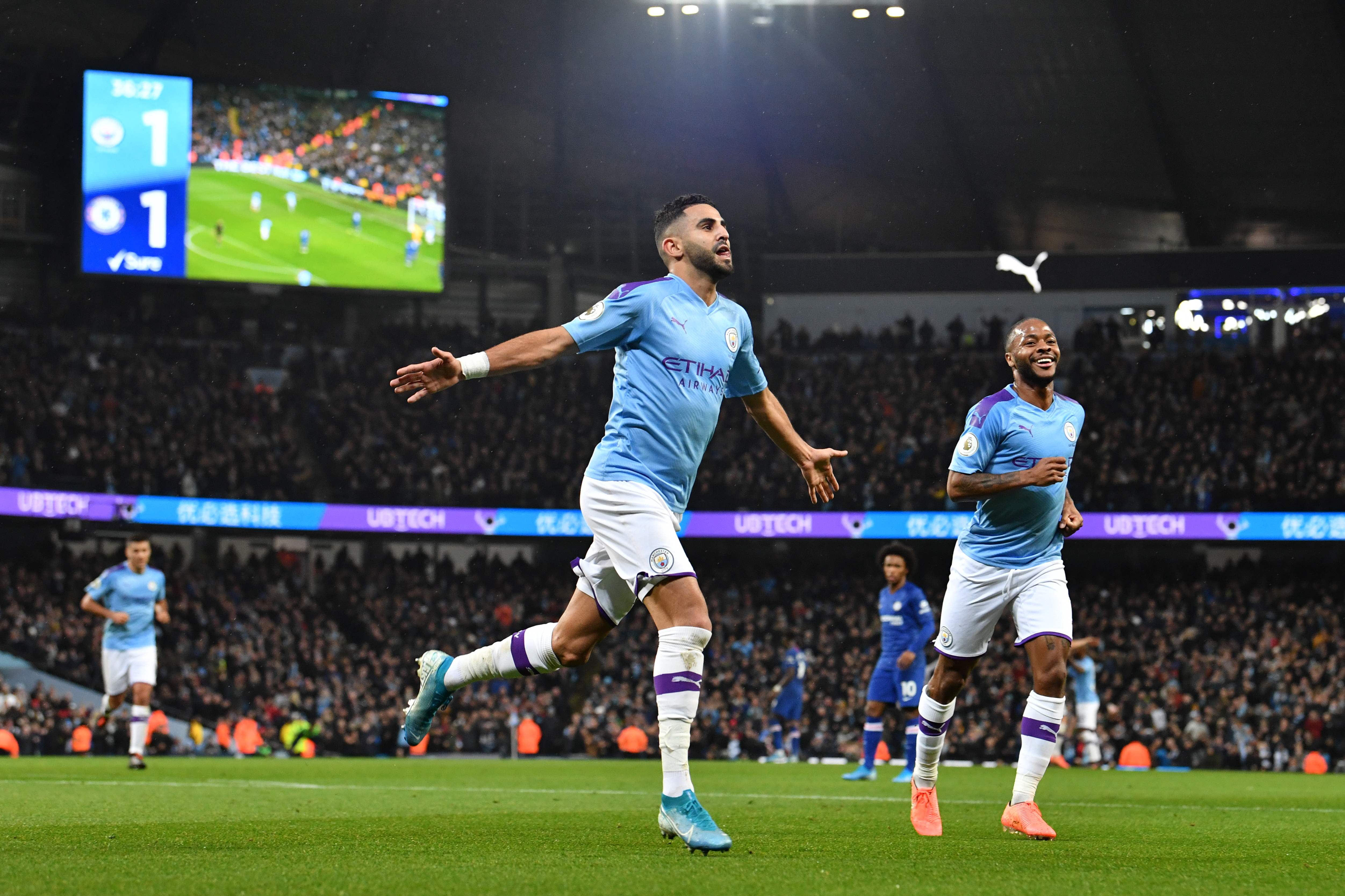 Gelandang Manchester City Riyad Mahrez melakukan selebrasi usai mencetak gol ke gawang Chelsea.