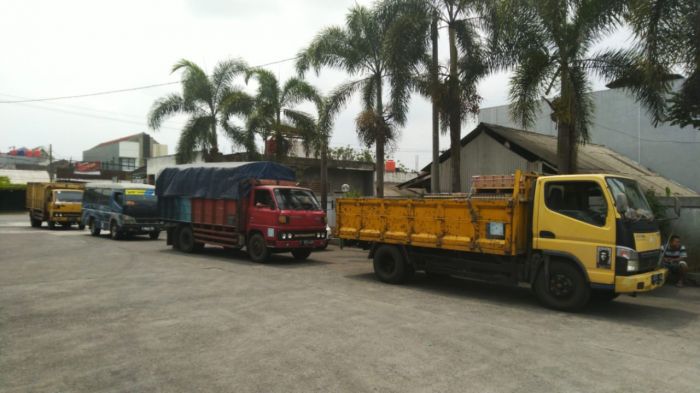 Antrian truk untuk mendapatkan solar di SPBU Jalan Perintis Kemerdekaan Kota Tasikmalaya, Kamis (14/11/2019).