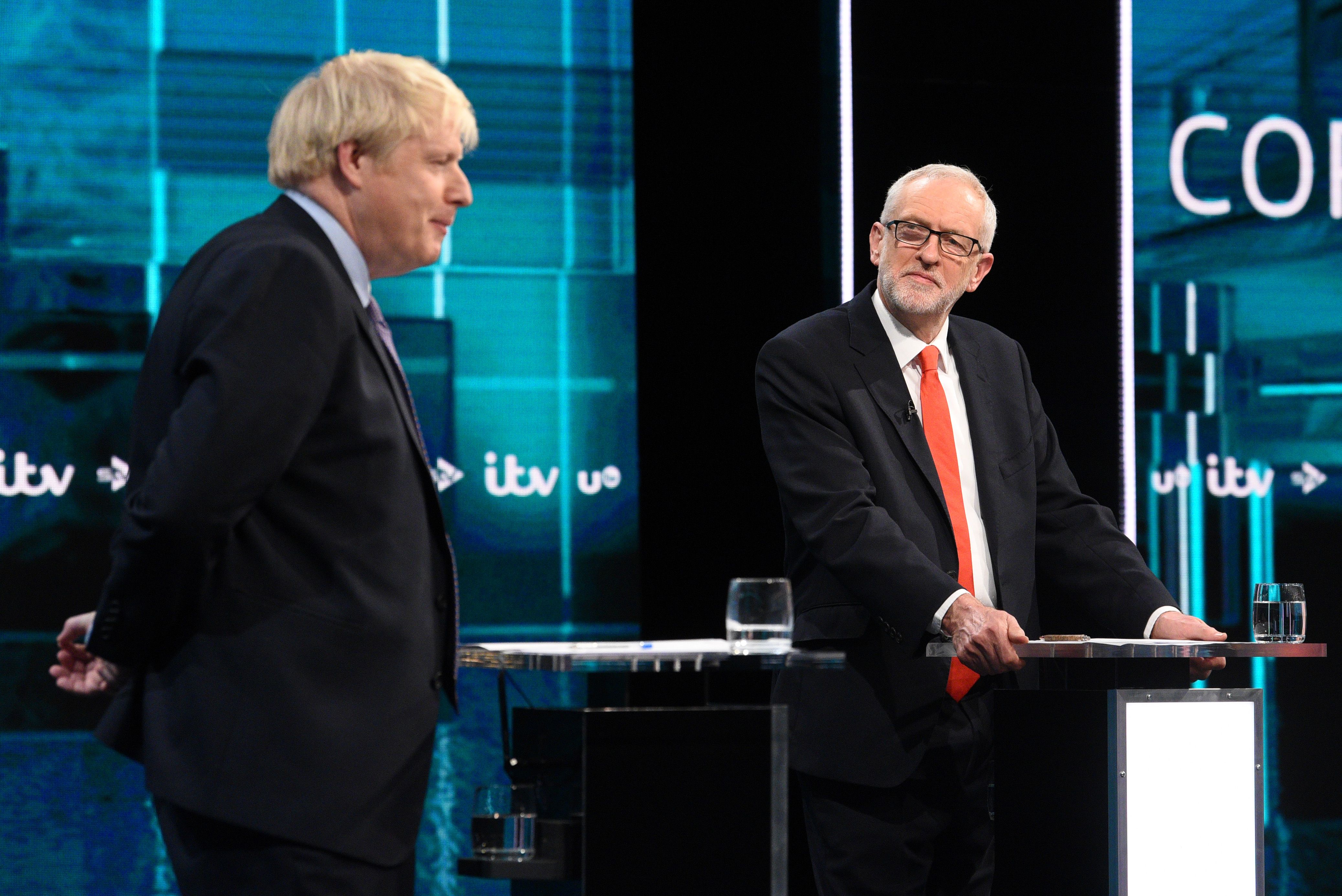 PM Inggris Boris Johnson (kiri) dan pemimpin Partai Buruh Jeremy Corbyn.