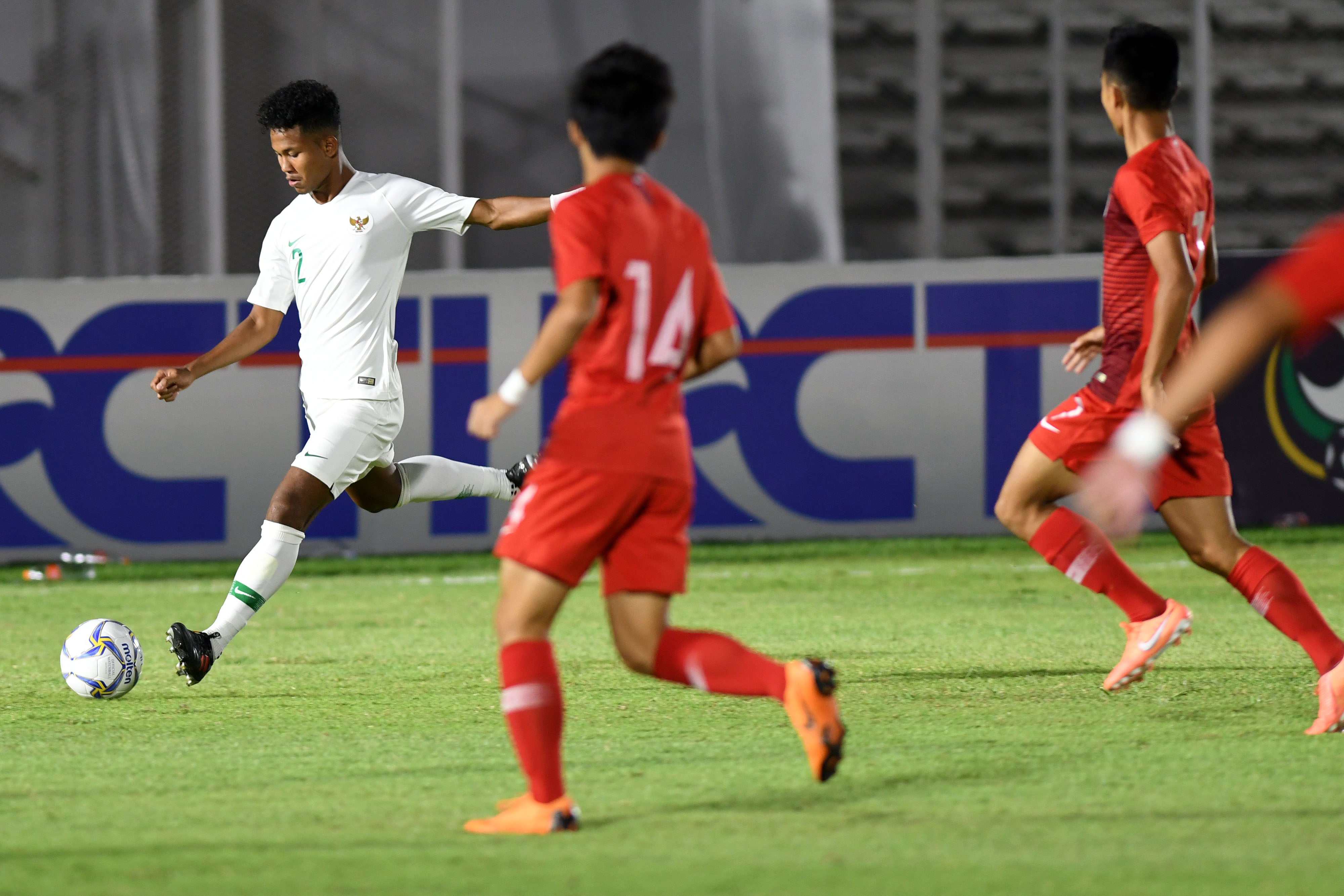 pemai Indonesia Bagas Kaffa mencoba melepaskan umpan dalam laga kualifikasi Piala Asia U-19 kontra Hong Kong