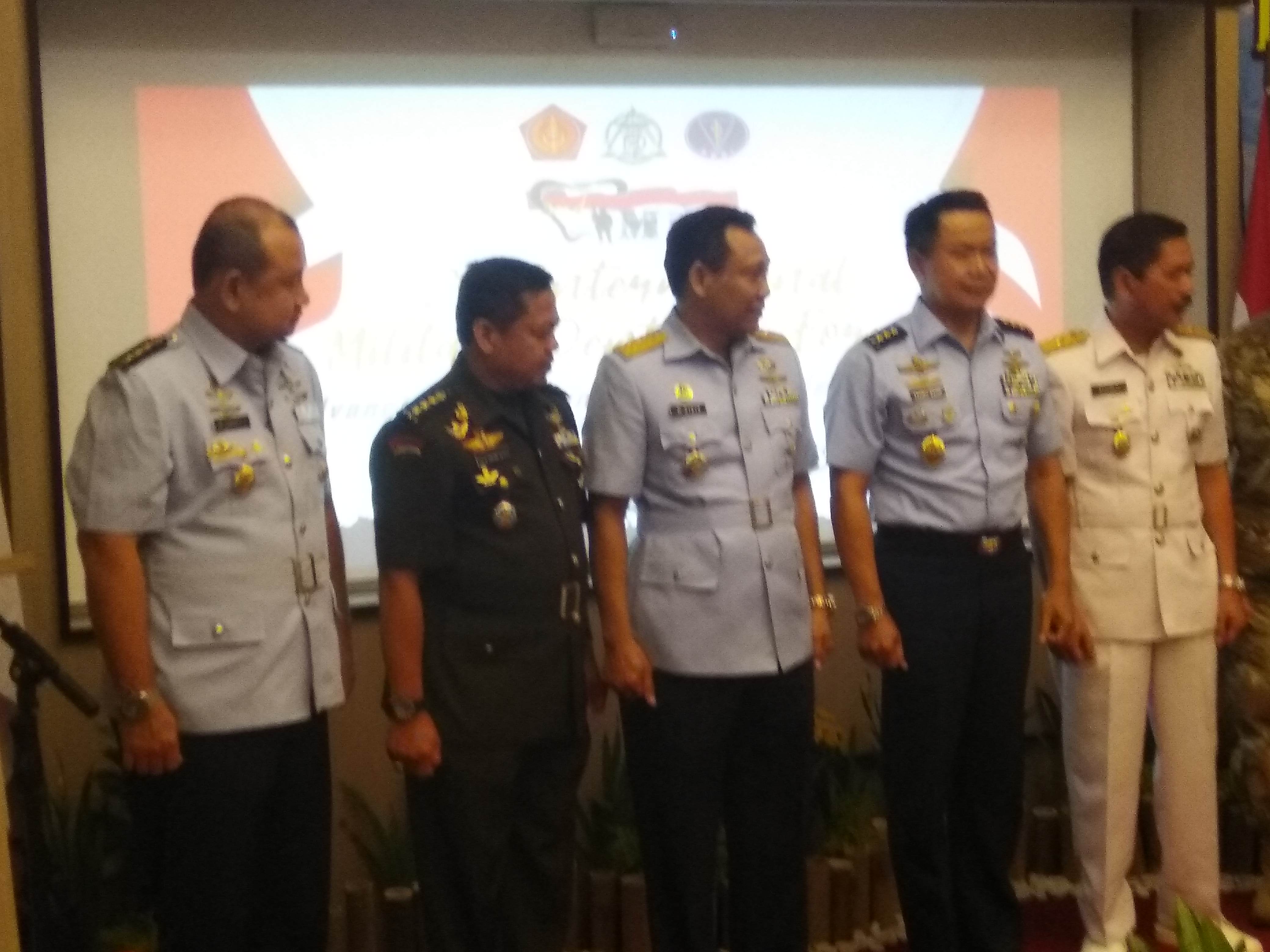 Wakil Kepala Staf TNI Angkatan Utara, Marsekal Madya Fahru Zaini Isnanto (tengah), saat membuka seminar di Solo, Jumat (15/11).