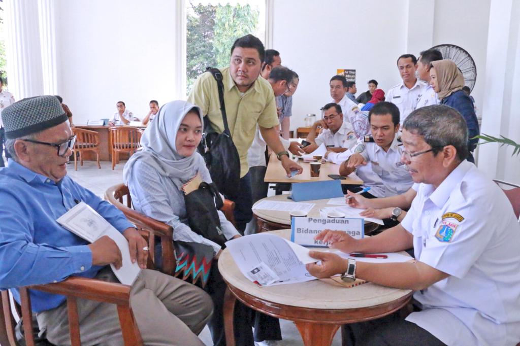  Warga Jakarta Mengadukan Persoalan di Selasar Balai Kota Provinsi DKI Jakarta/Pemprov DKI Jakarta. 