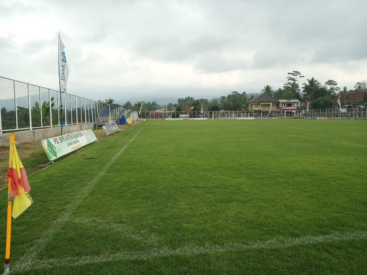 Lapangan Sepakbola Sakti Lodaya, Desa Cisayong berstandar Federation of International Football Association (FIFA) didanai dana desa.
