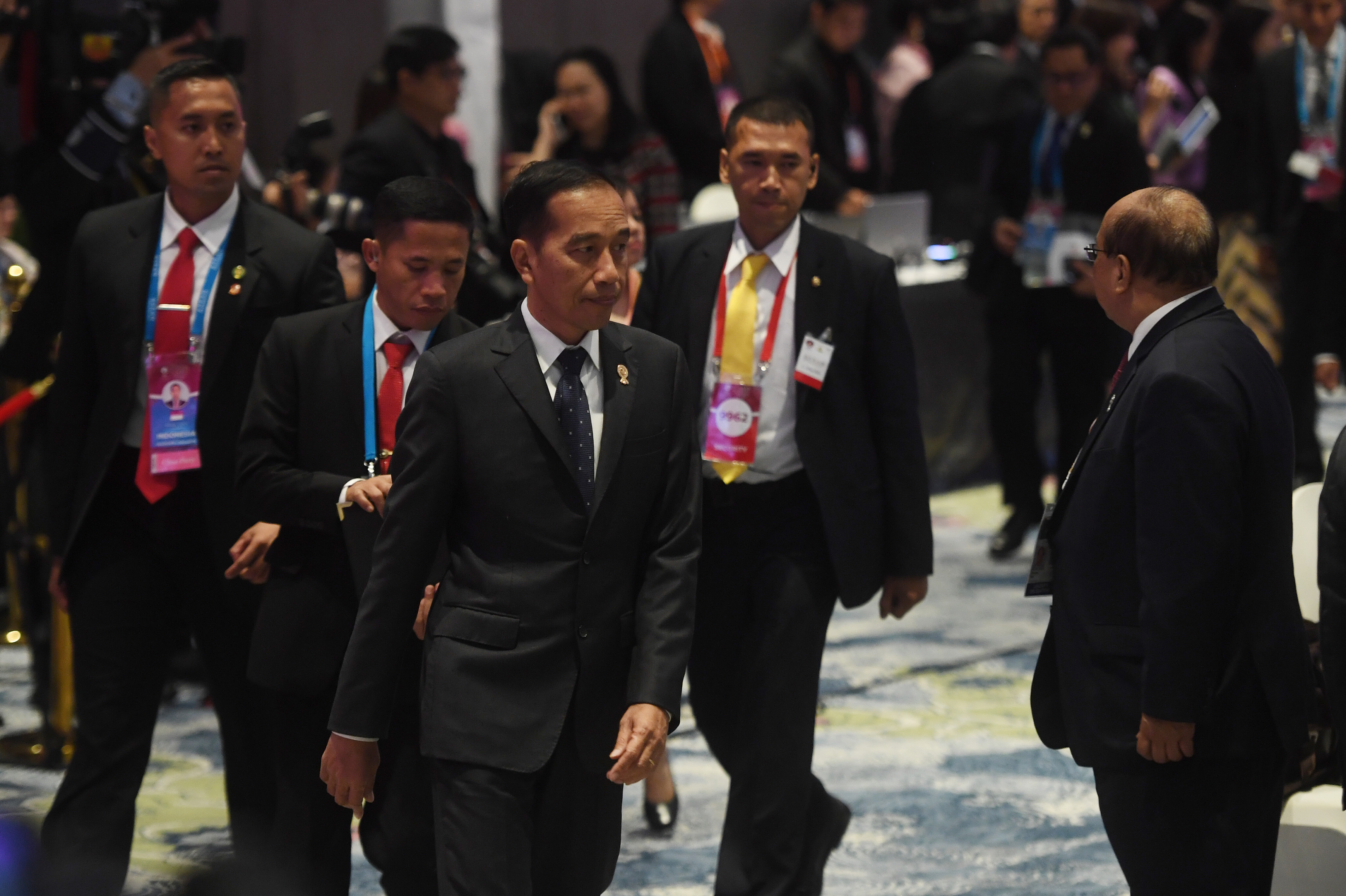 Presiden Joko Widodo (ketiga kiri) berjalan memasuki ruangan sesi pleno KTT ke-35 ASEAN di Bangkok, Thailand, Sabtu (2/11/2019)