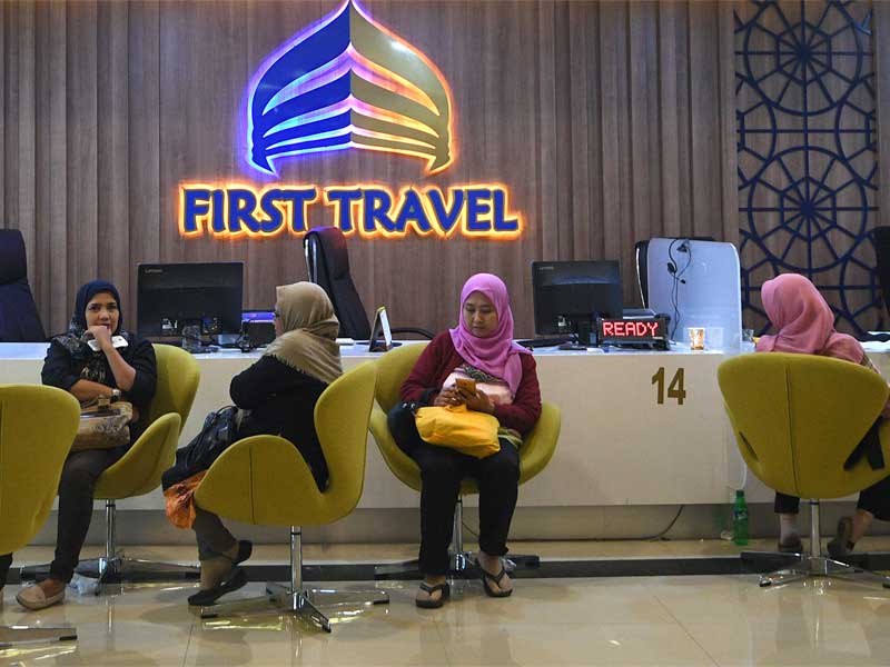 Warga antre untuk mengurus pengembalian dana atau 