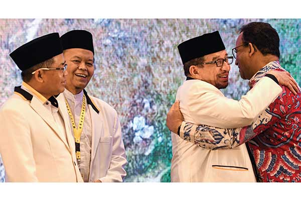 Ketua Majelis Syuro PKS Salim Segaf Al-Jufri (kedua kanan) berpelukan dengan Gubernur DKI Jakarta Anies Baswedan 