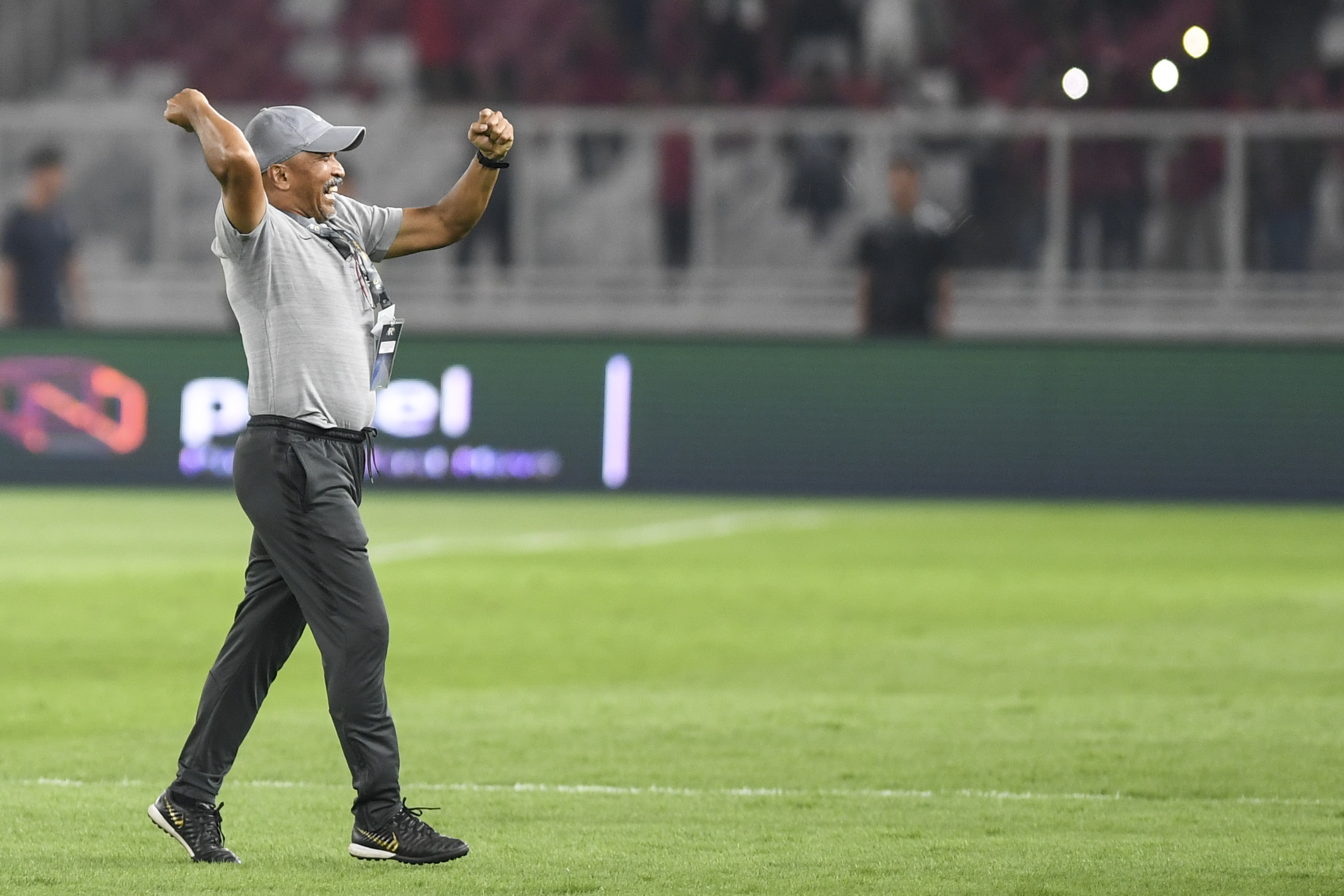 Pelatih timnas U-19 Fakhri Husaini melakukan selebrasi di akhir laga kualifikasi Piala Asia kontra Korea Utara.