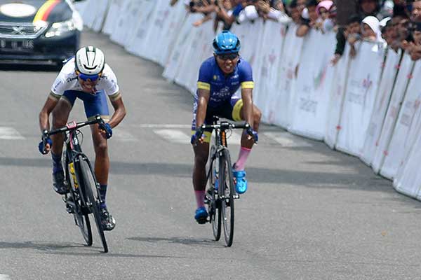 Pebalap Grospe Ismael.Jr dari Tim Go For Gold Philippines (kedua kiri)