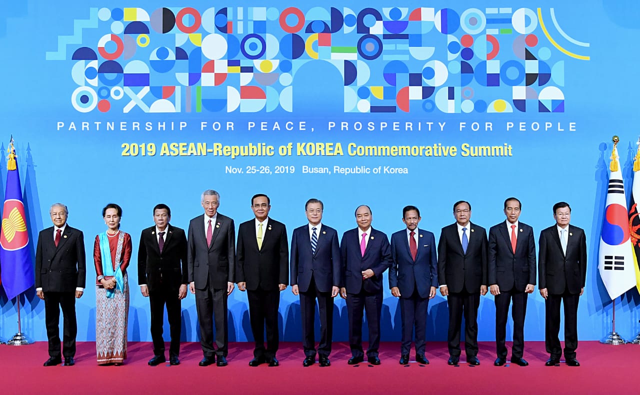 Presiden Joko Widodo (kedua dari kanan) saat sesi foto KTT ASEAN-Korsel