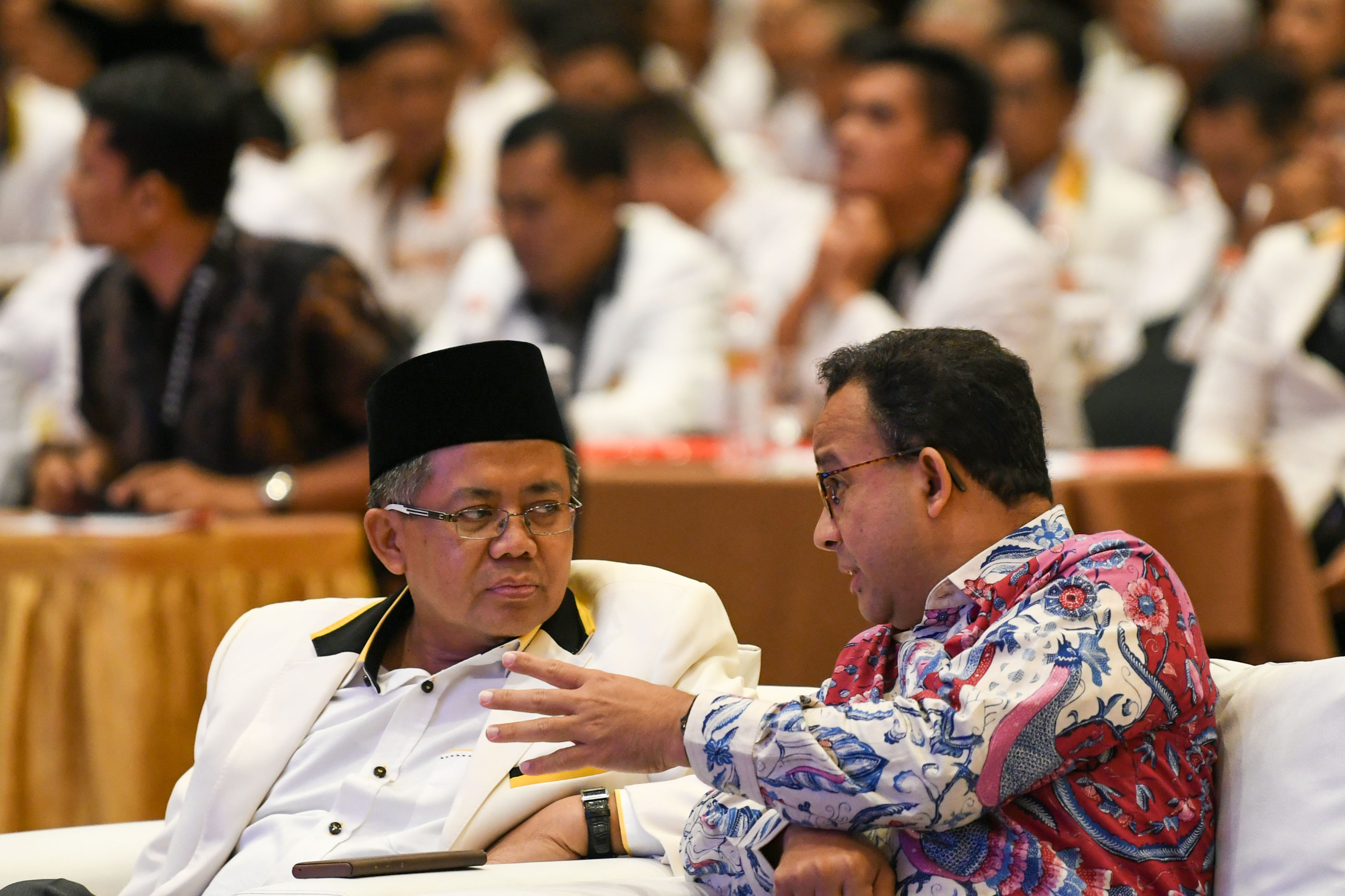 Presiden PKS Sohibul Iman (kiri) berbincang dengan Gubernur DKI Jakarta Anies Baswedan (kanan) saat pembukaan Rakornas PKS
