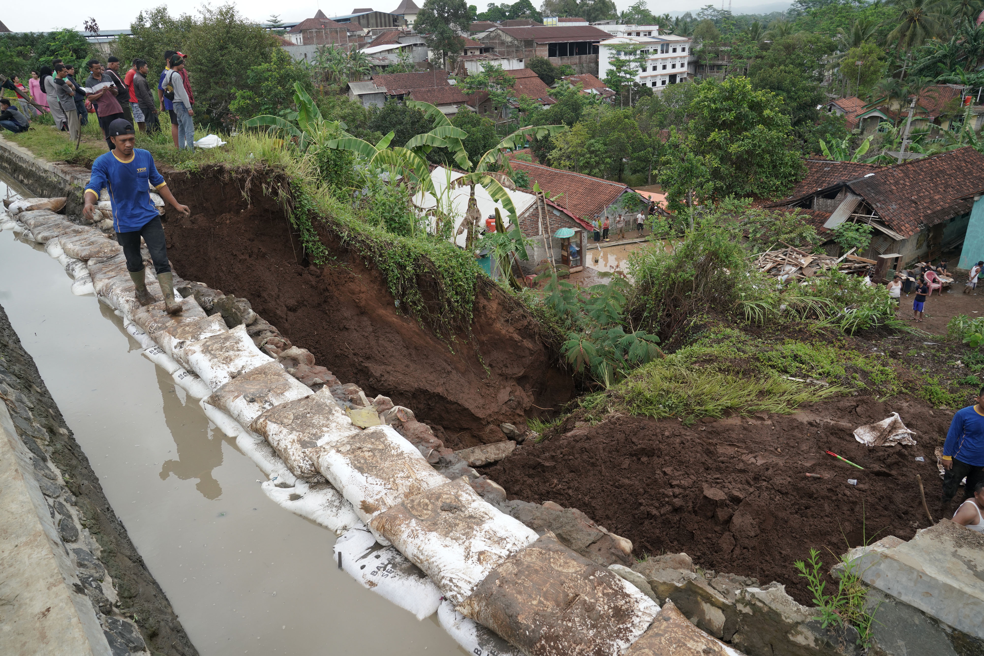  lokasi longsor tanggul irigasi di Kelurahan Parakancanggah, Banjarnegara, Jateng, Sabtu (02/11/2019)