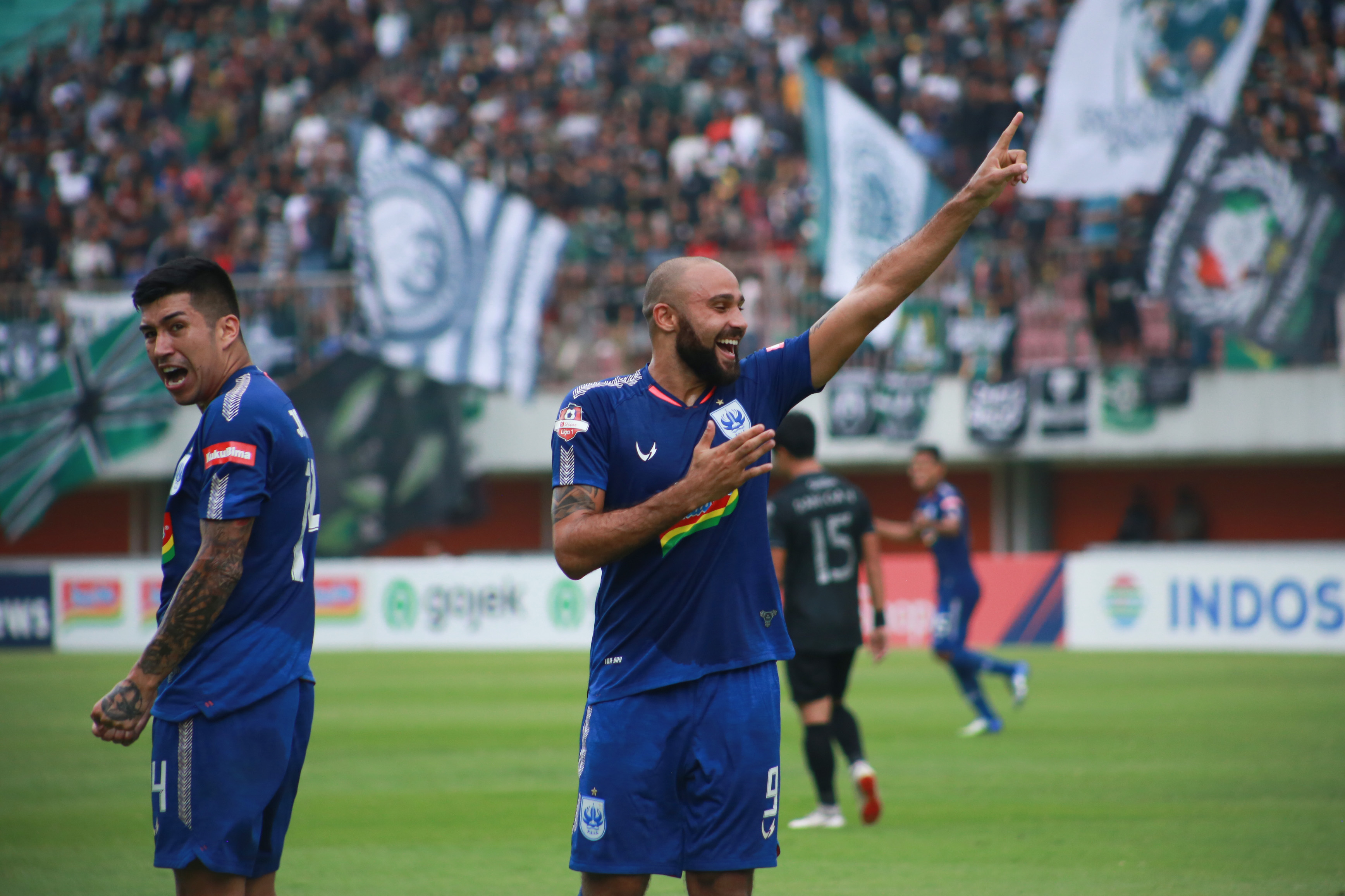 Pesepak bola PSIS Semarang Claudir Marini (kanan)