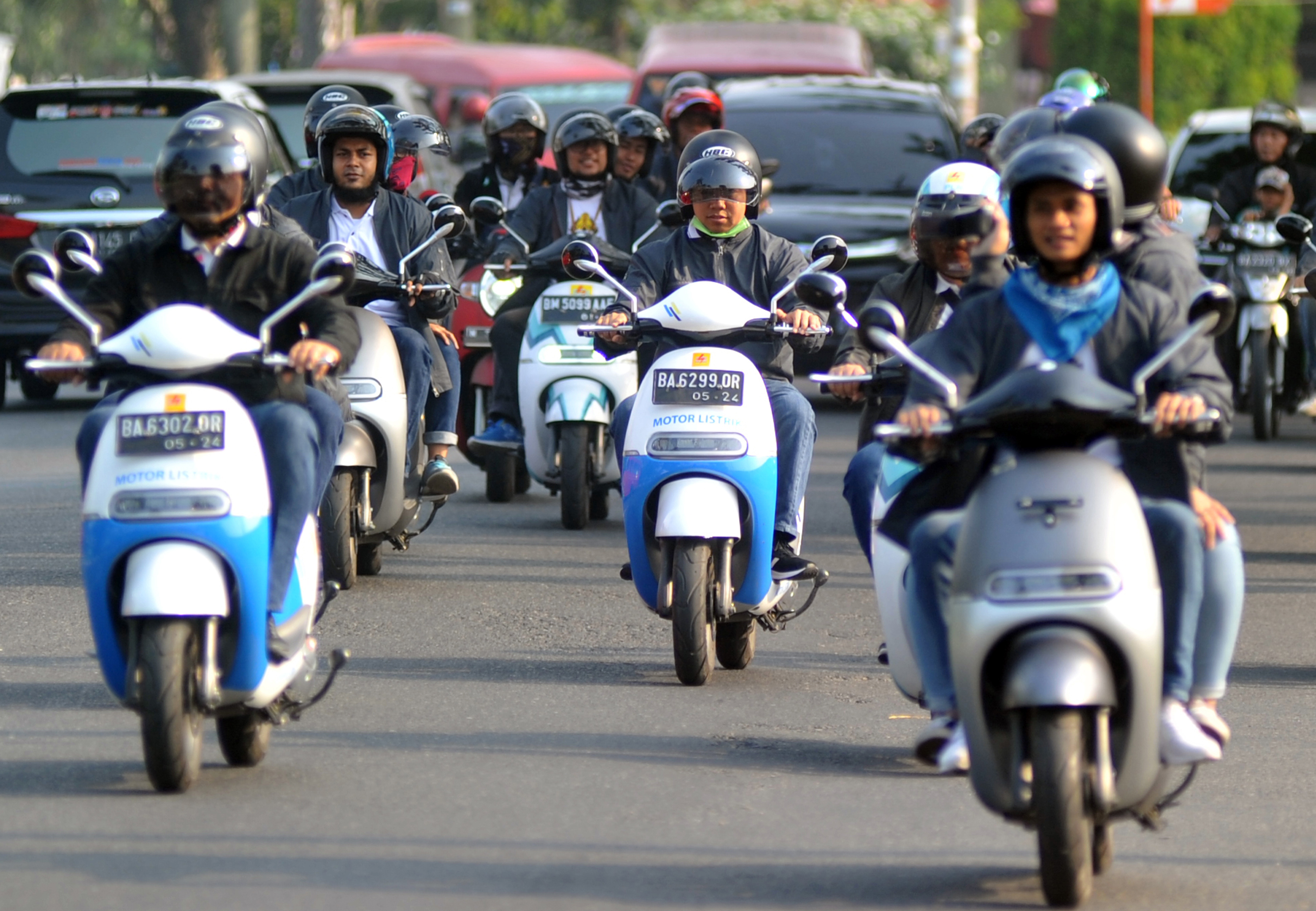  Sejumlah karyawan mencoba motor listriik saat sosialisasi Motor Listrik 