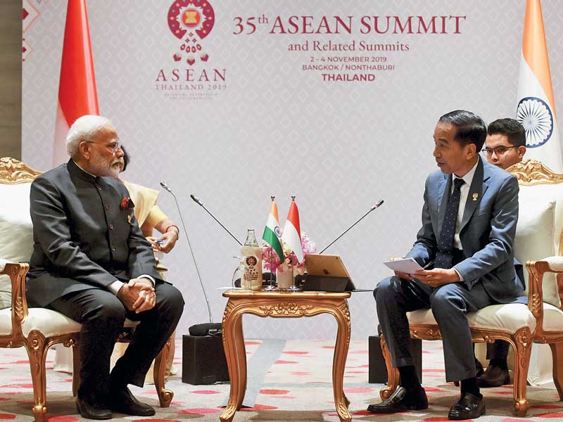 Presiden RI Joko Widodo berbincang dengan Perdana Menteri India Narendra Modi saat pertemuan bilateral di selasela KTT Ke-35 ASEAN di Bangko