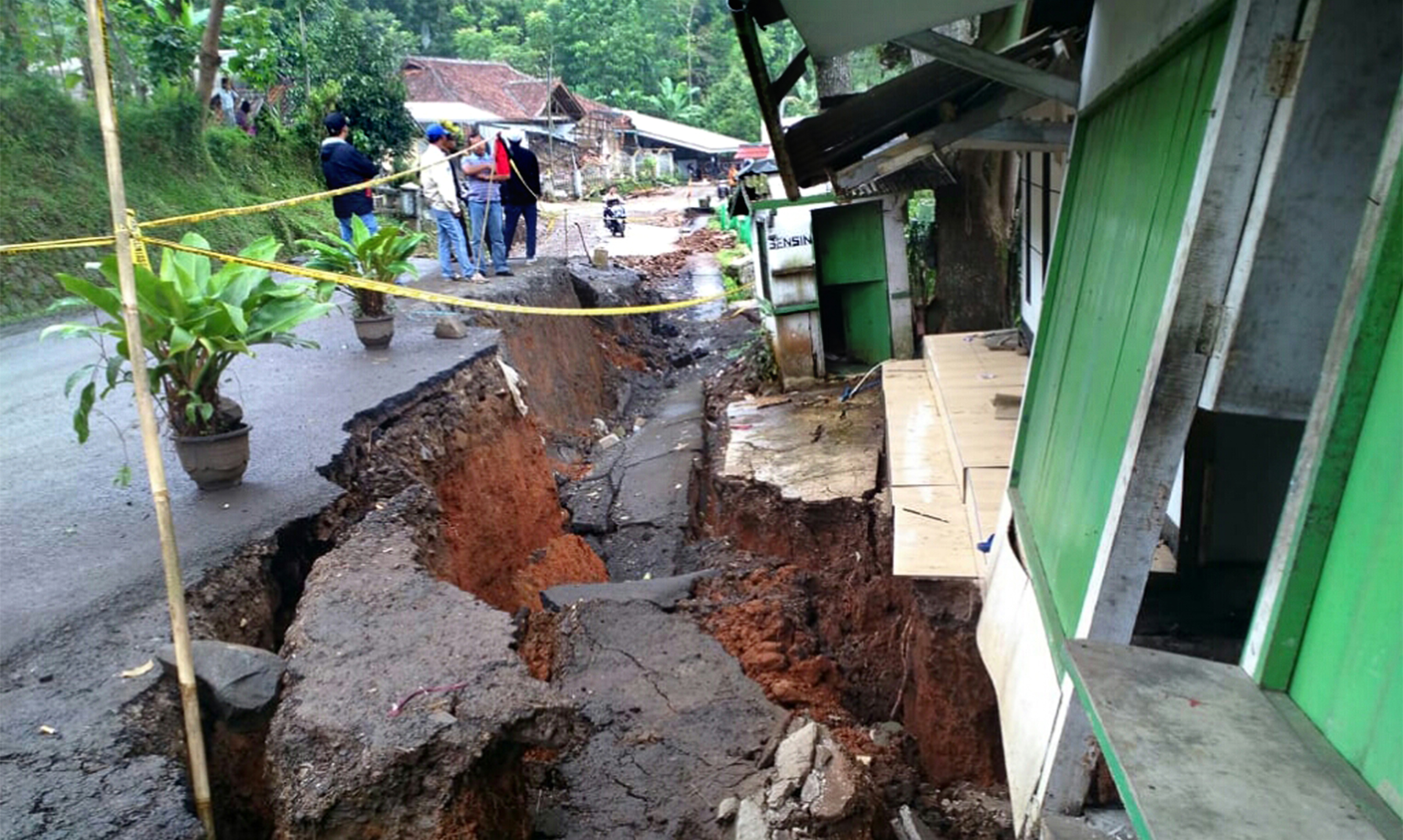 Belasan unit bangunan rumah warga terdampak bencana tanah bergerak di Kabupaten Sukabumi, Jawa Barat. 