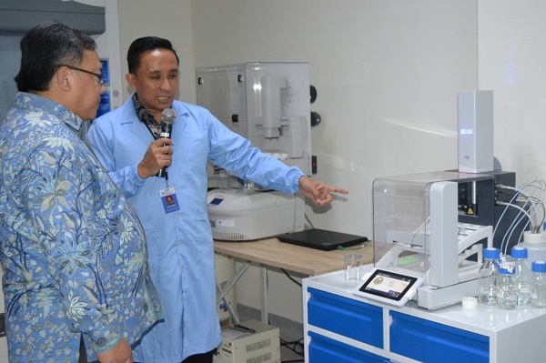 Menteri Riset dan Teknologi Bambang Brodjonegoro (kiri) mendengarkan penjelasan Deputi Bidang Ilmu Pengetahuan Teknik LIPI Agus Haryono