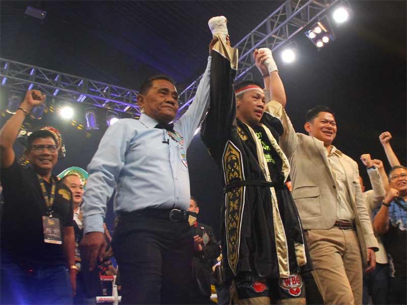 Petinju Daud Yordan (ketiga kiri) melakukan selebrasi usai mengalahkan petinju Afrika Selatan Michael Mokoena.