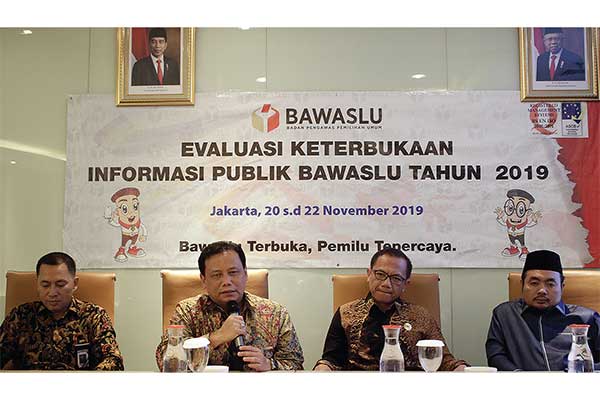 Ketua Bawaslu Abhan (kedua dari kiri), Ketua Informasi Pusat Gede Narayana (kedua dari kanan), Komisioner Bawaslu Afi fuddin (kanan),