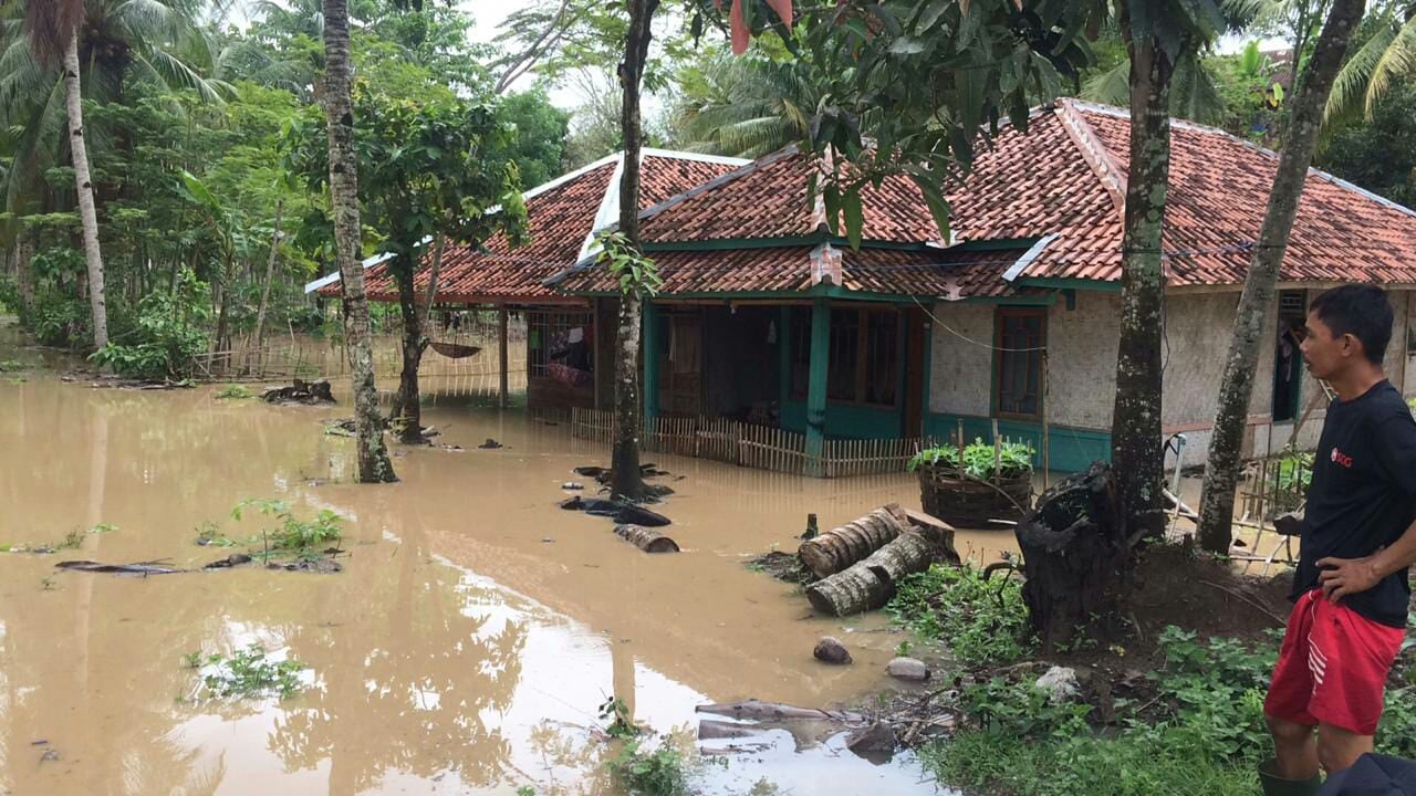 Puluhan rumah dan berbagai fasilitas lain di Kecamatan Leles dan Agrabinta Kabupaten Cianjur, Jawa Barat, terendam banjir