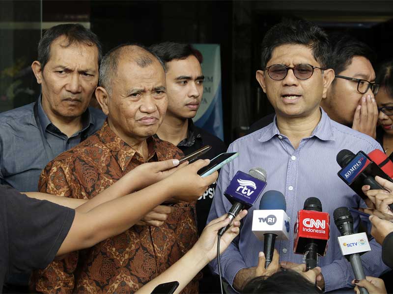 Ketua KPK Agus Rahardjo (batik cokelat) didampingi Wakil Ketua KPK Laode M Syarif dan Saut Situmorang.