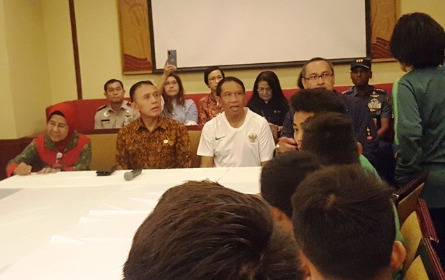 Ketua Umum PSSI Mochamad Iriawan (batik) dan Menteri Pemuda dan Olahraga Zainudin Amali (baju putih).