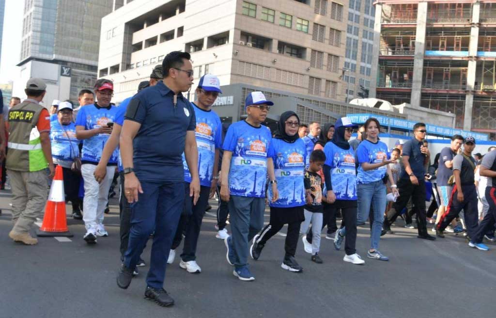 Wakil Presiden Ma'ruf Amin mengikut jalan santai Interfaith Walk 2019 di kawasan car free day, Bundaran HI, Jakarta, Minggu, 17/11/2019.