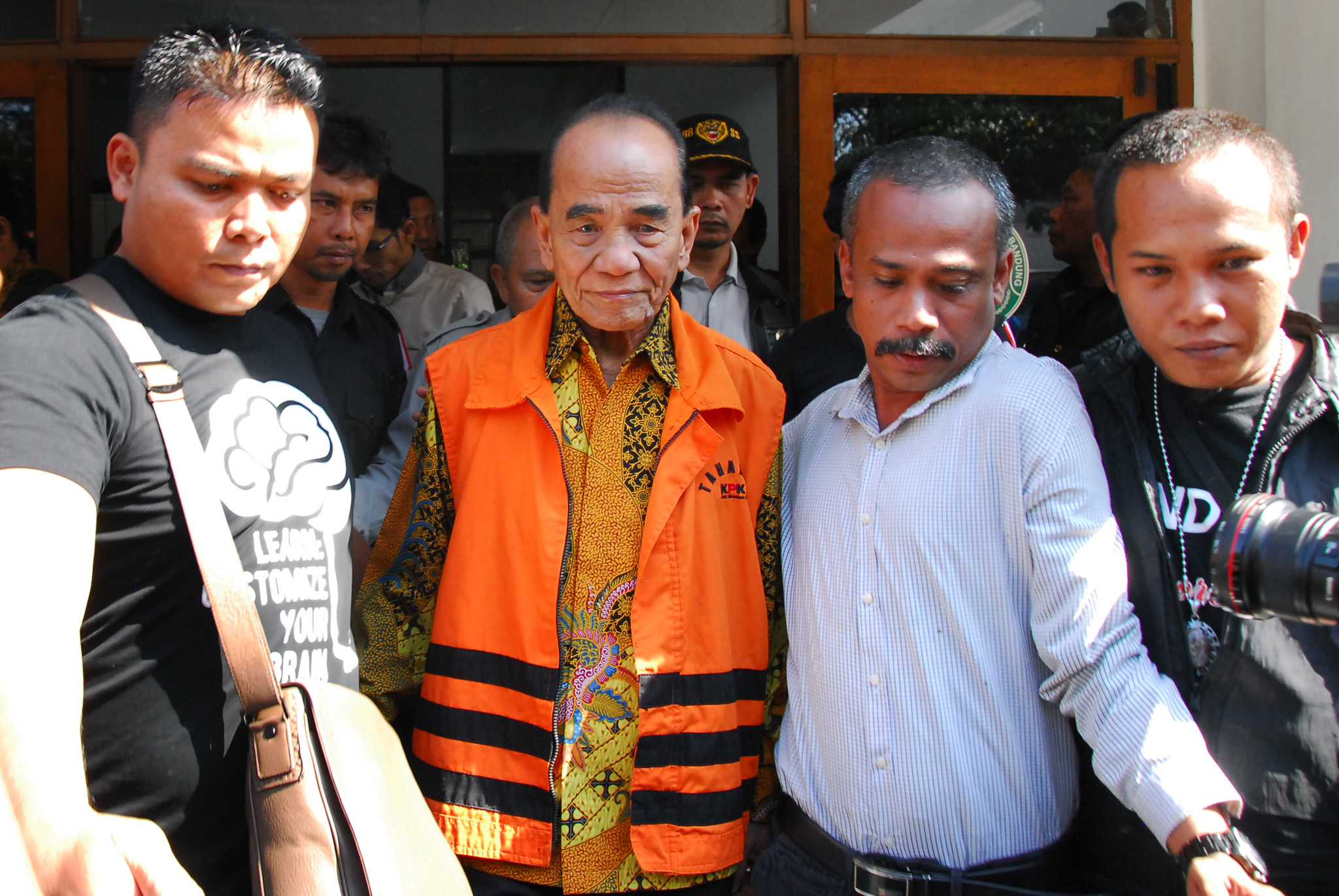 Gubernur Riau nonaktif Annas Maamun mengenakan rompi tahanan KPK