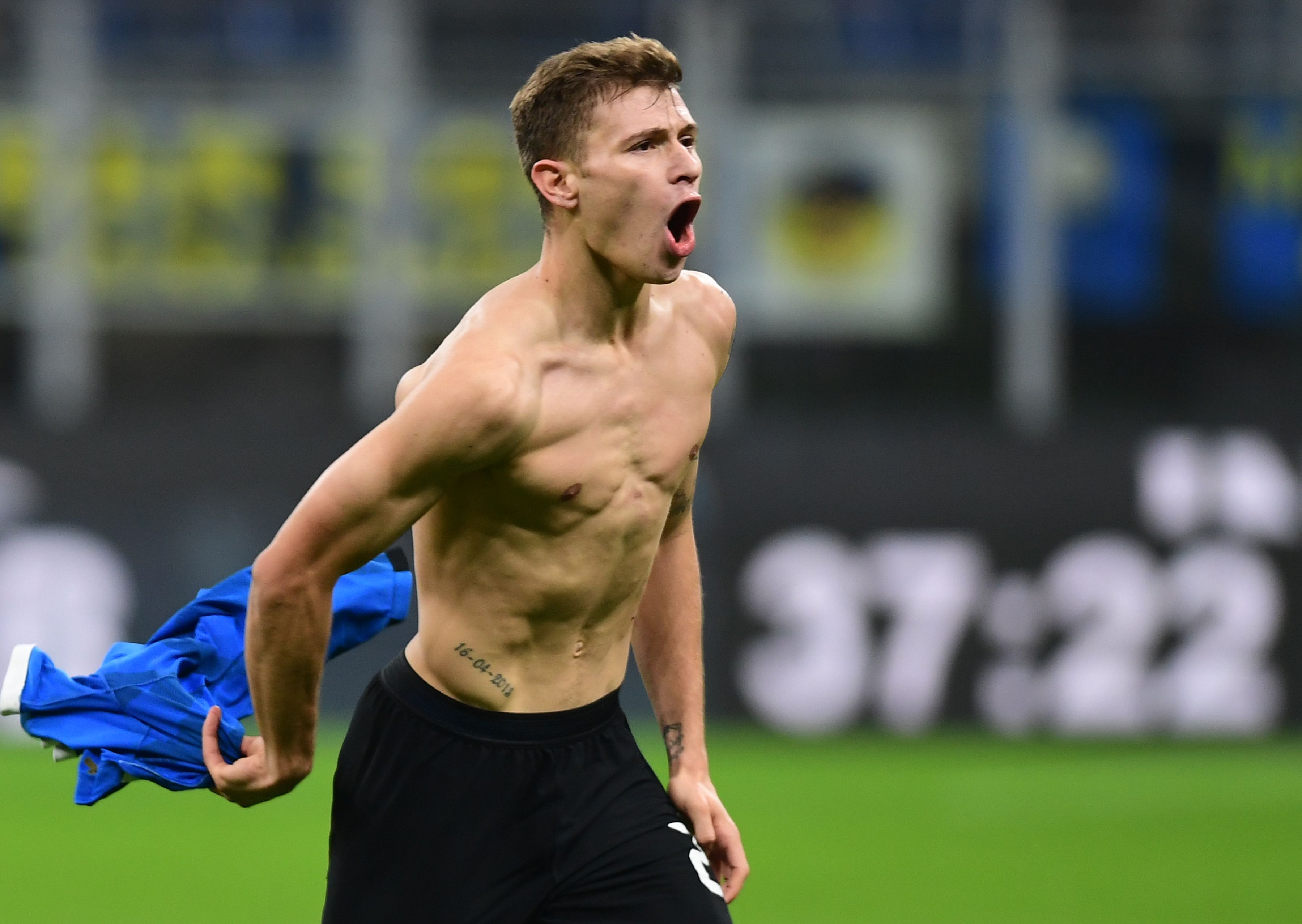 Nicolo Barella melakukan selebrasi usai mencetak gol penentu kemenangan Inter Milan atas Verona.