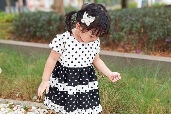 Ilustrasi busana anak diperagakan model.