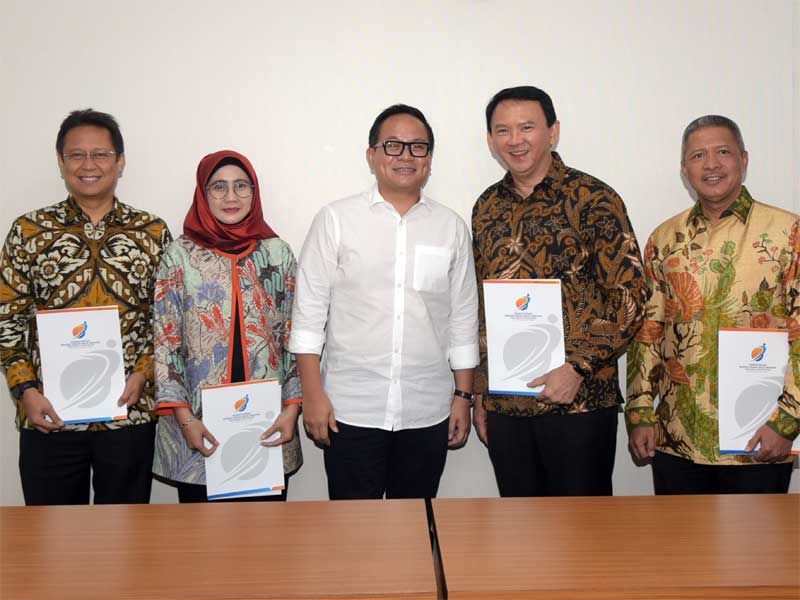 Wakil Menteri BUMN Kartiko Wiryoatmojo (tengah), Basuki Tjahaja Purnama (kedua kanan), Komjen Condro Kirono (kanan), Budi G Sadikin (kiri).