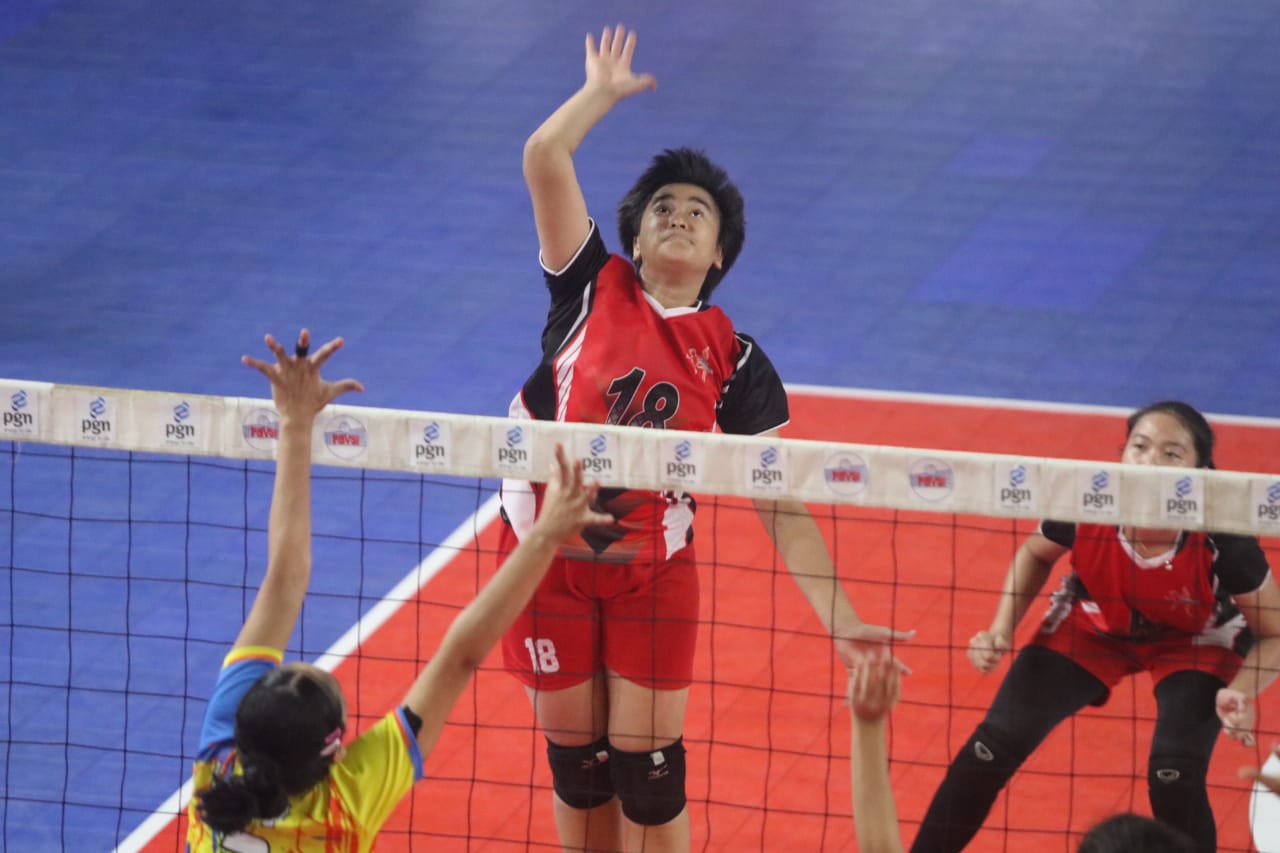 Salah seorang pemain tim bola voli putri DKI Jakarta berusaha menyemes bola saat menghadai Yogyakarta di semifinal Kejurnas Voli 2019.