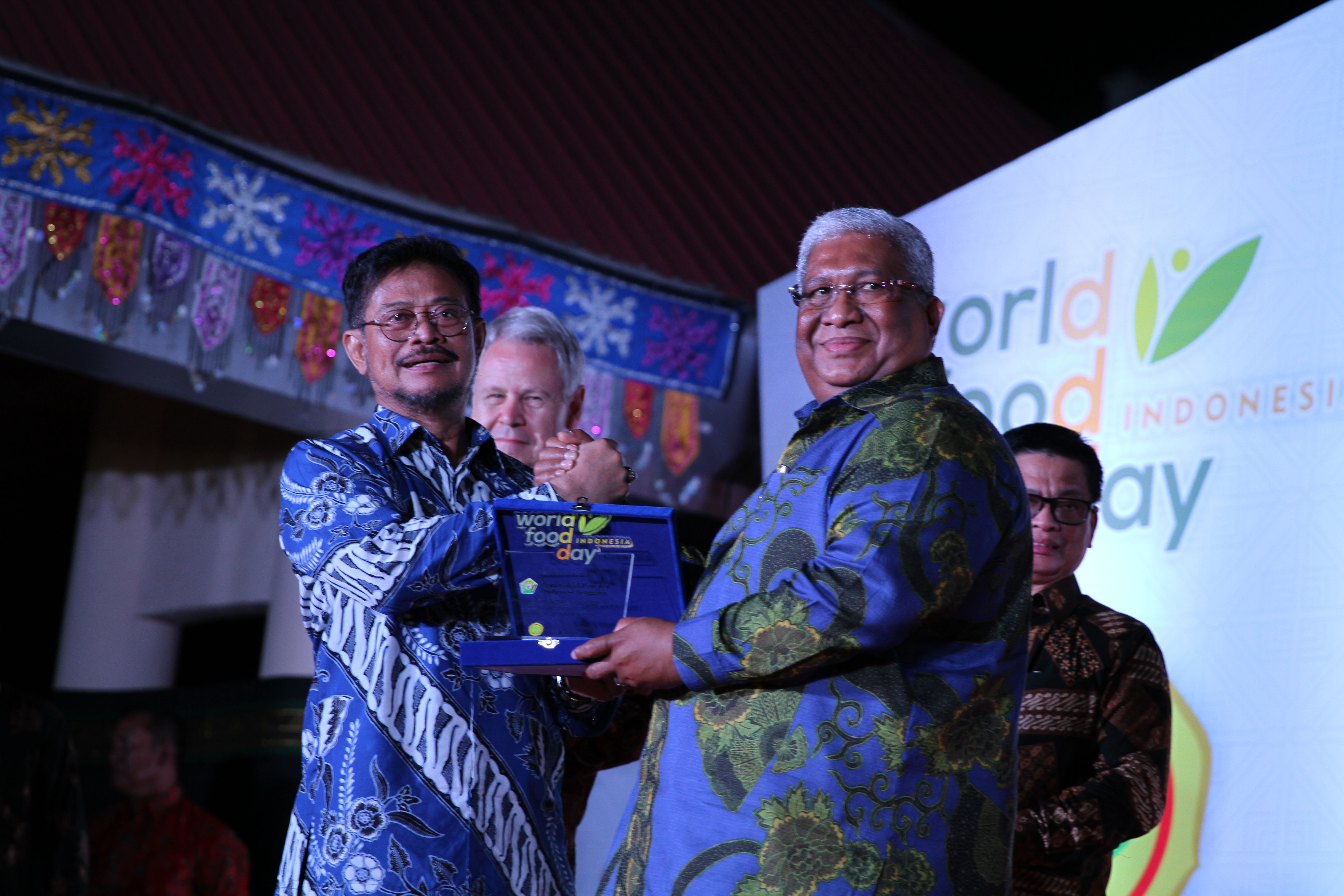 Mentan Syahril Yasin Limpo (kiri) dan Gubernur Sulawesi Tenggara Ali Mazi (kanan) pada Hari Pangan Sedunia ke-39 di Kendari, Sultra.