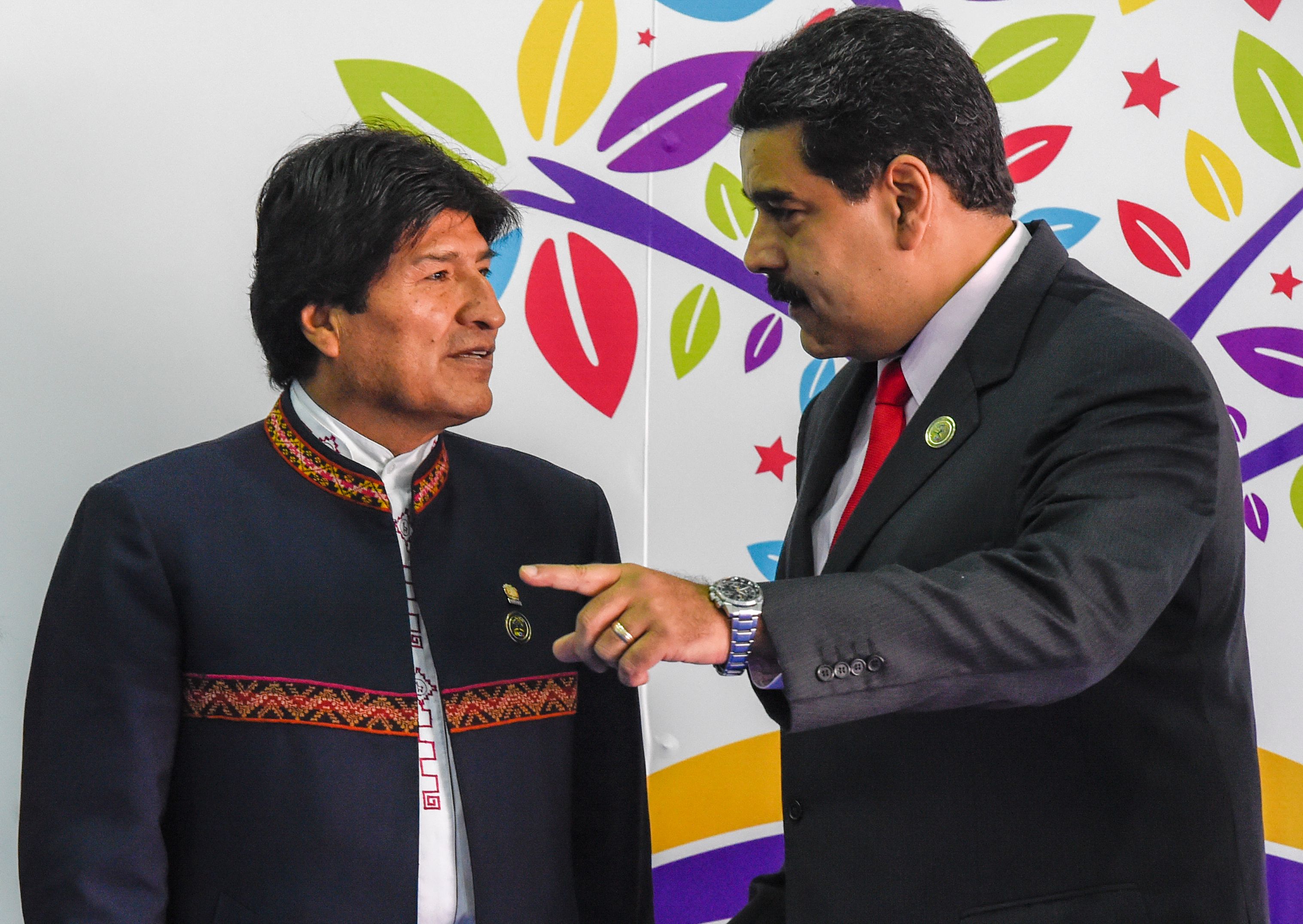 Presiden Bolivia Evo Morales (kiri) dan Presiden Venezulea Nicolas Maduro