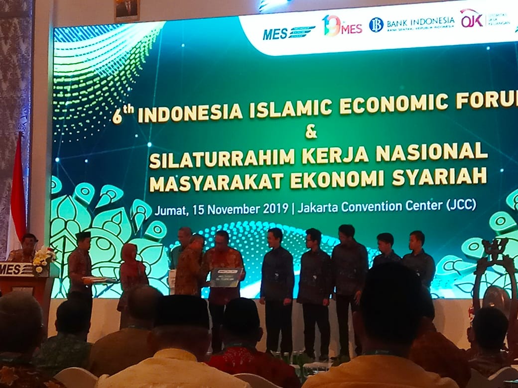 Masyarakat Ekonomi Syariah (MES) menyerahkan bantuan kepada Dompet Dhuafa untuk pemulihan korban pascabencana di Tanah Air.