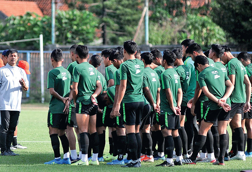Pelatih timnas U-22 Indonesia, Indra Sjafri (kiri), memberikan arahan saat memimpin latihan di Lapangan Gelora Samudra, Kuta, Bali, kemarin.