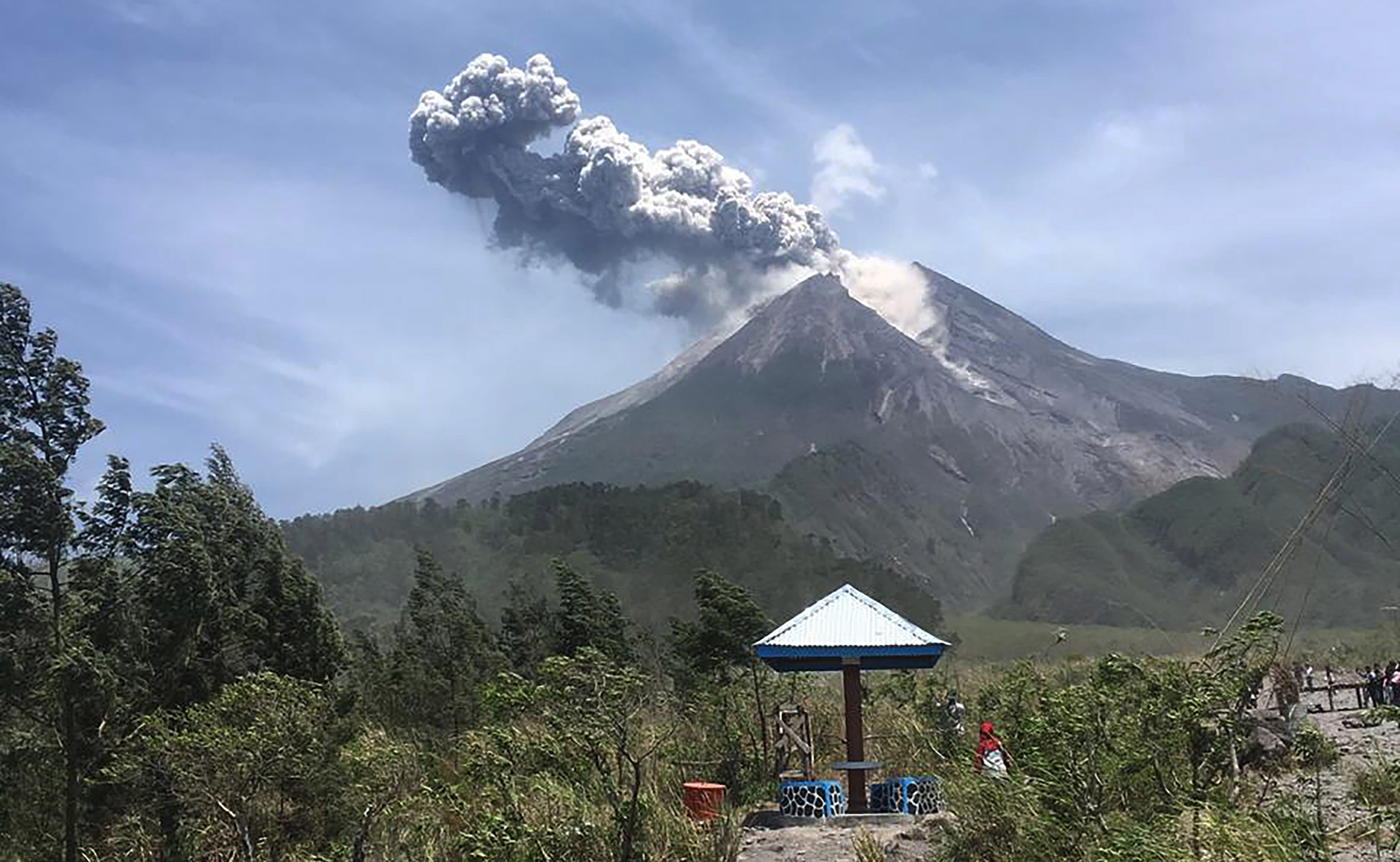 Letusan Gunung Merapi terlihat dari bungker Kaliadem, Cangkringan, Sleman, DI Yogyakarta, Minggu (17/11/2019)