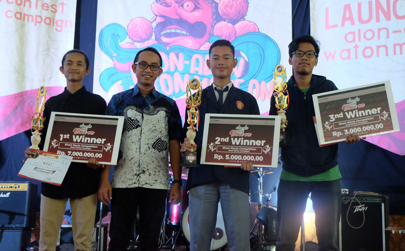 Wakil Ketua Yayasan AHM Ahmad Muhibbuddin berfoto bersama pemenang Kompetisi Film Pendek Keselamatan Berkendara di Aula Utama IAIN Surakarta