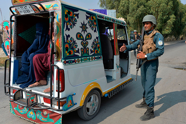 Taliban Bebaskan Dua Sandera Barat