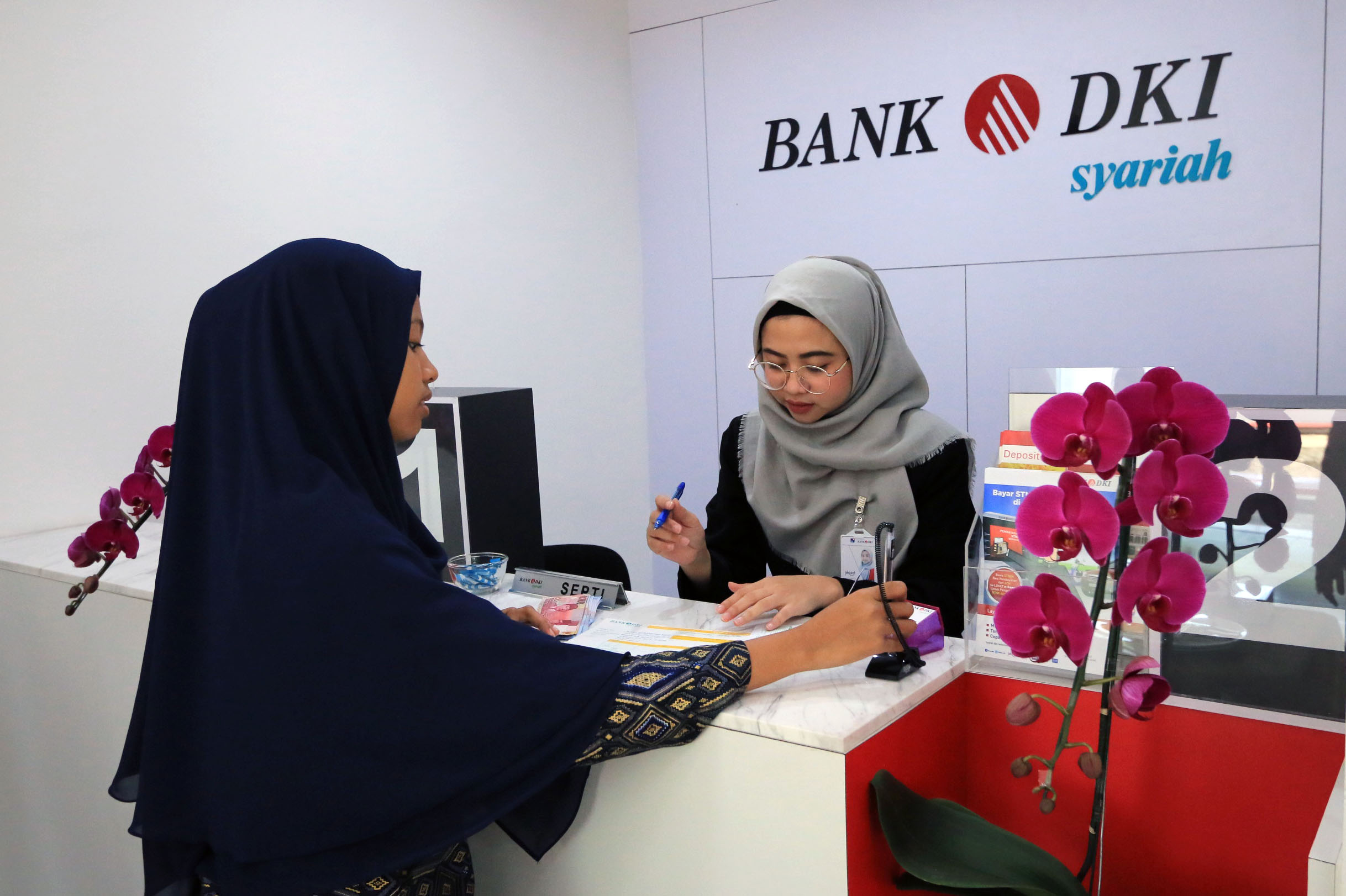 Pegawai melayani nasabah, di Kantor Kas PT Bank DKI Syariah 