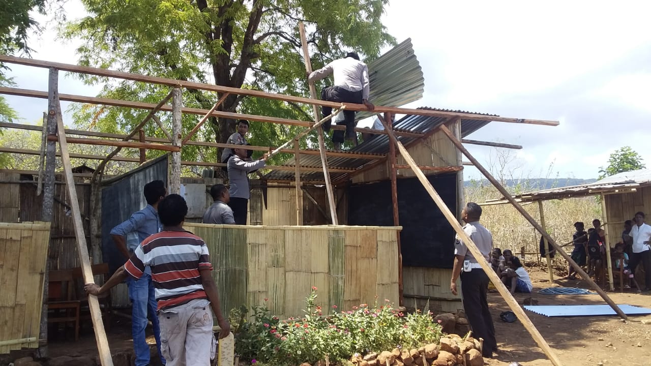 Polsek Waigete bangun ruang kelas SDN Kepiketik