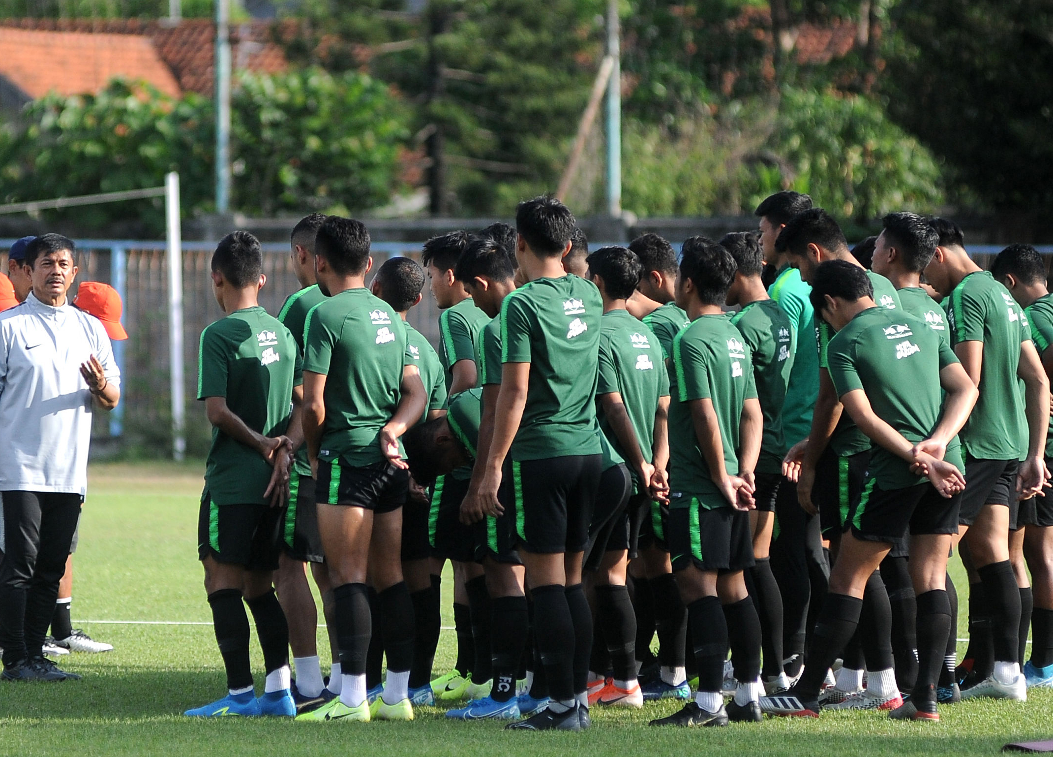 LATIHAN TIMNAS U-23 INDONESIA: Pelatih Timnas U-23 Indonesia, Indra Sjafri (kiri) memberikan arahan saat memimpin latihan  