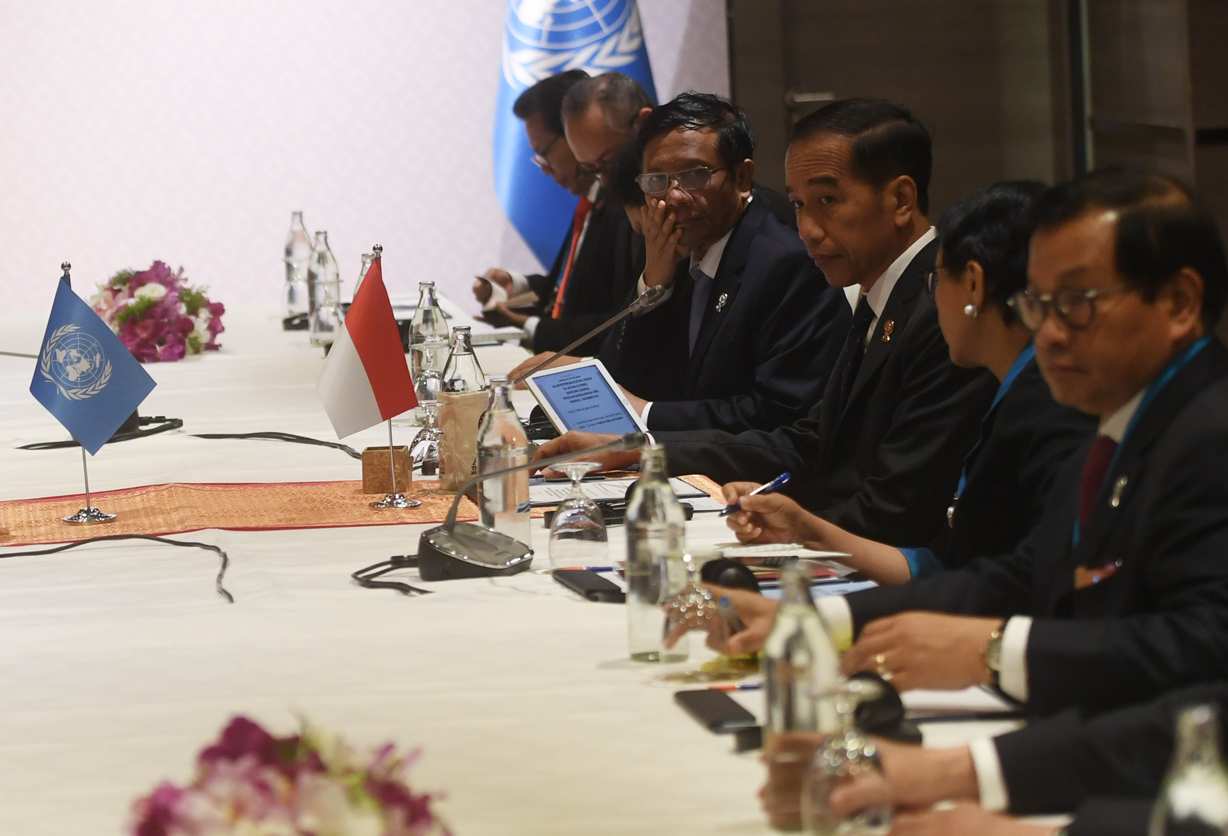 Presiden Joko Widodo (tengah) didampingi menteri melakukan pertemuan bilateral dengan Sekjen PBB Antonio Guterres di sela-sela KTT-35 ASEAN