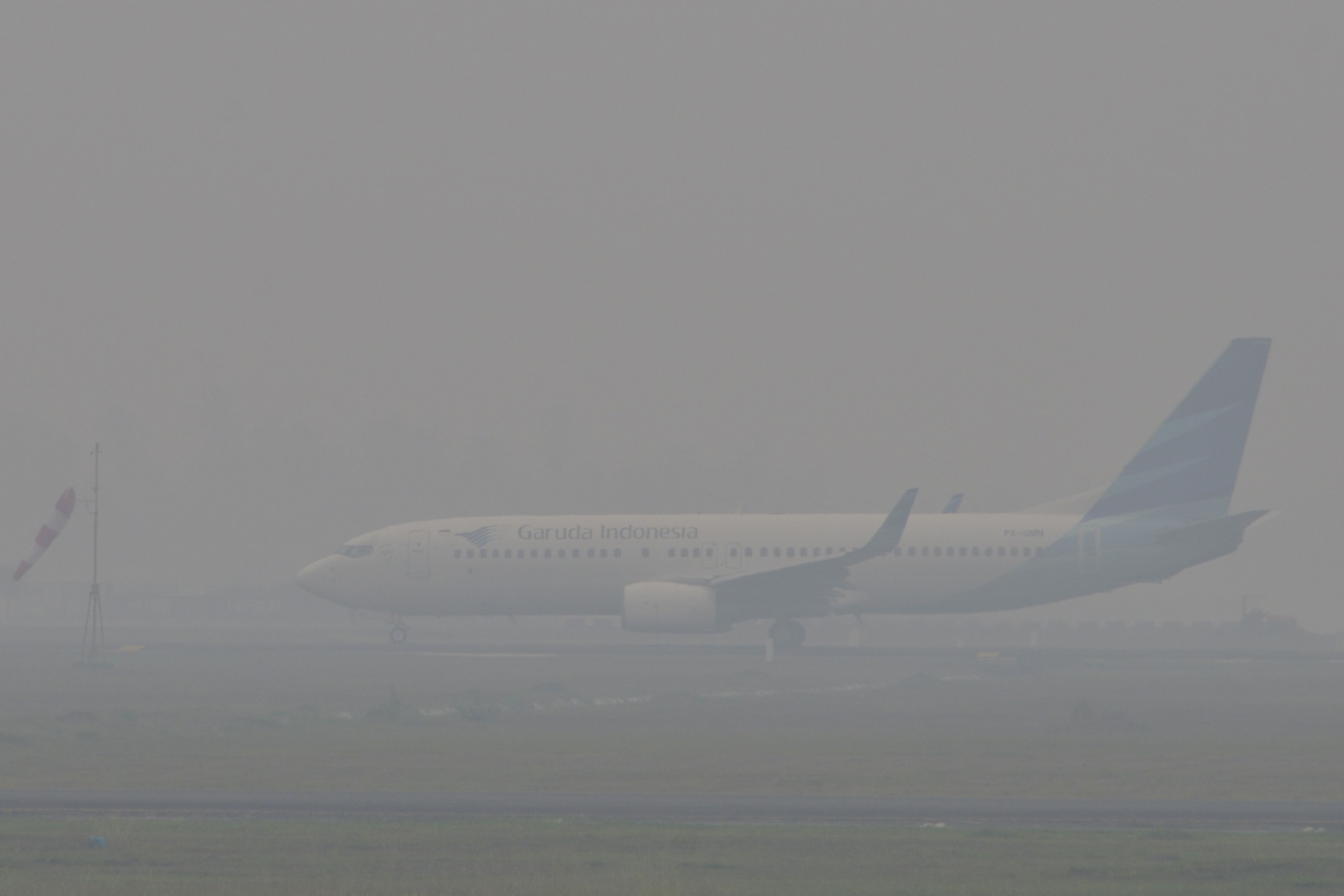 Pesawat Garuda Indonesia terperangkap kabut asap di Bandara Sultan Iskandar Muda, Aceh