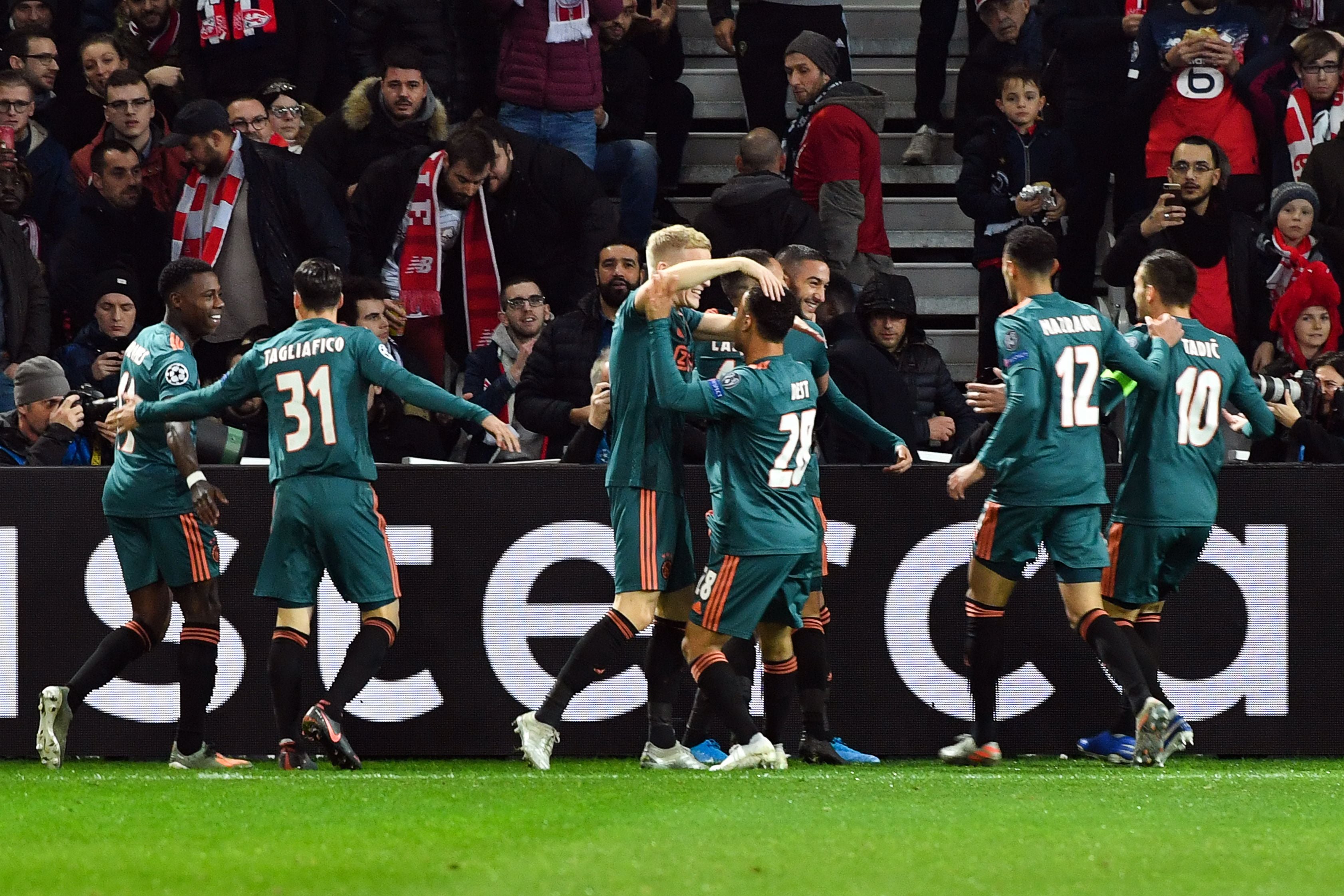 Para pemain Ajax melakukan selebrasi usai mencetak gol ke gawang Lille di laga Liga Champions.