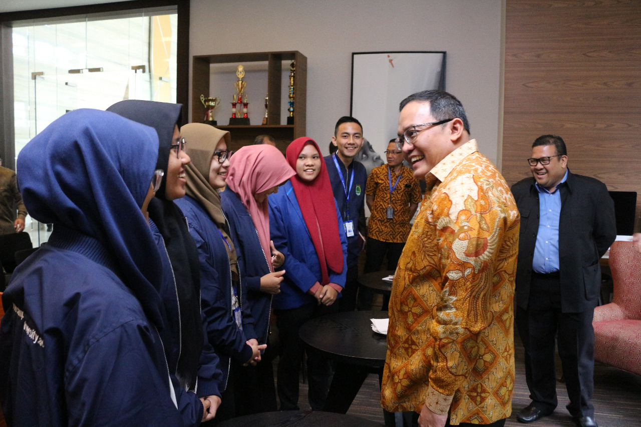 Bupati Muba Dodi Reza Alex Noerdin bersama peserta didik program kuliah gratis double degree Sampoerna University -Arizona University AS