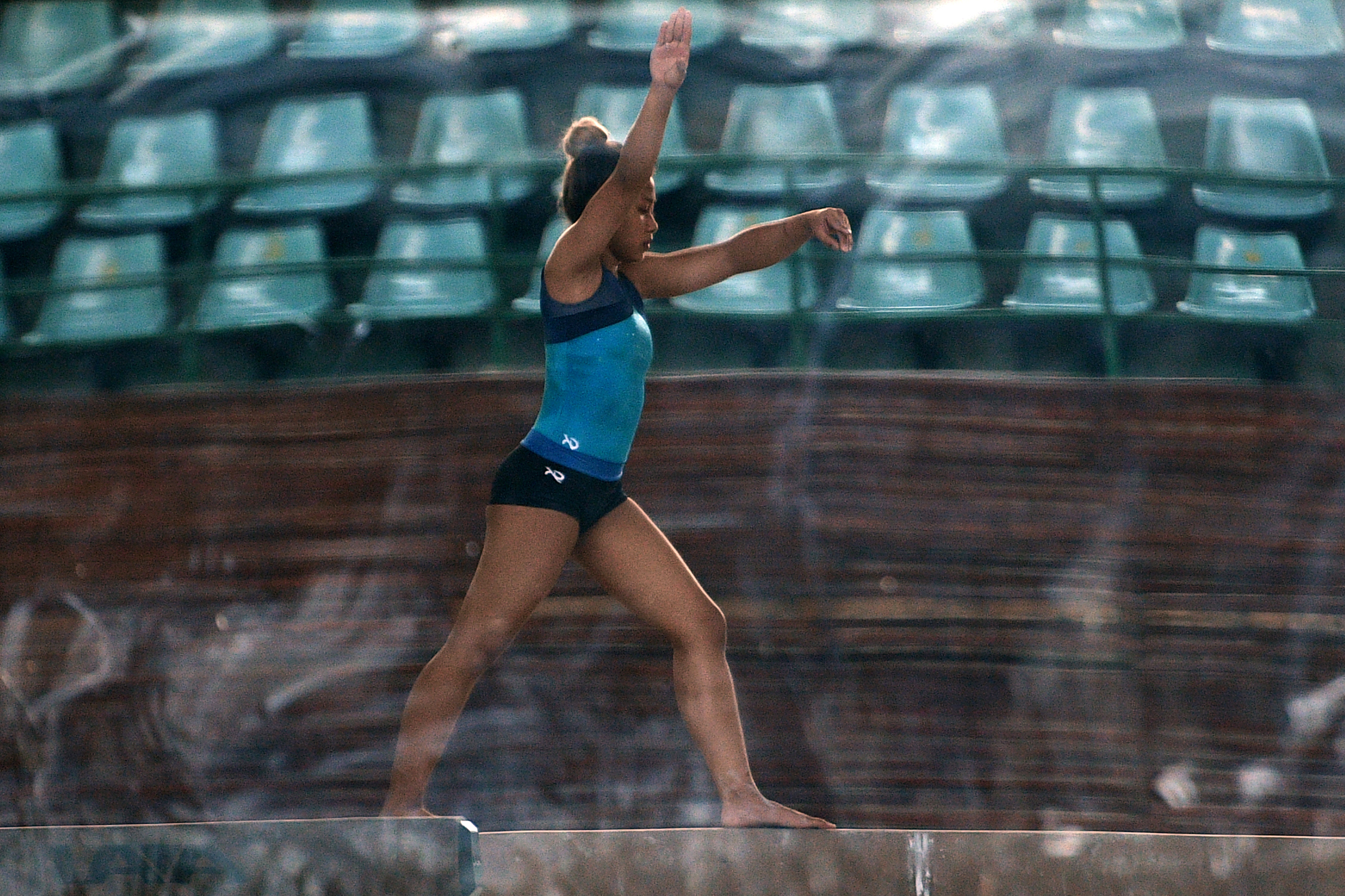 Atlet senam Rifda Irfanaluthfi berlatih di GOR Raden Inten, jakarta Timur